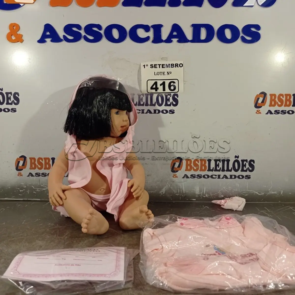 LOTE 416 - 01 BONECA BEBE REBORN. (NO ESTADO) ATENÇÃO! FAZER A VISITAÇÃO ANTES DE ARREMATAR, NÃO SABEMOS SE FUNCIONA. LEILÃO NÃO TEM GARANTIA E NEM DEVOLUÇÃO, SUJEITO A POSSÍVEIS AVARIAS VISÍVEIS/OCULTAS E/OU AUSÊNCIA DE COMPONENTES.