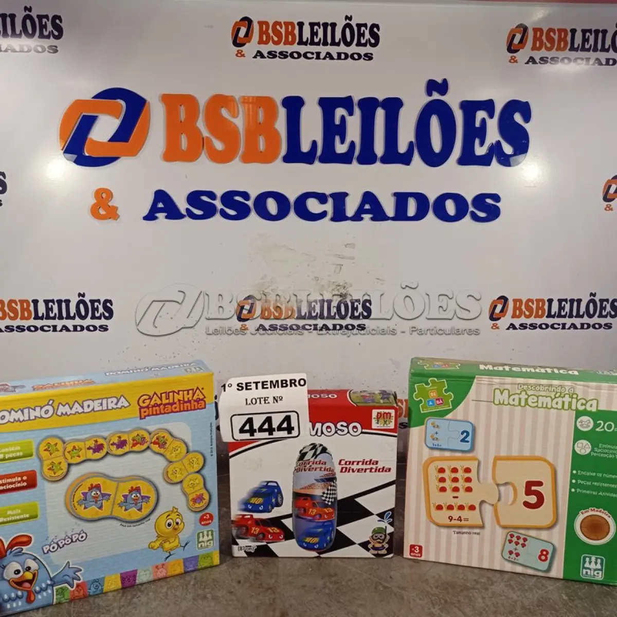 LOTE 444 - 01 BONECO JOÃO TEIMOSO, 01 JOGO DESCOBRINDO A MATEMÁTICA E 01 DOMINÓ DA GALINHA PINTADINHA. (NO ESTADO) ATENÇÃO! FAZER A VISITAÇÃO ANTES DE ARREMATAR, NÃO SABEMOS SE FUNCIONA. LEILÃO NÃO TEM GARANTIA E NEM DEVOLUÇÃO, SUJEITO A POSSÍVEIS AVARIAS VISÍVEIS/OCULTAS E/OU AUSÊNCIA DE COMPONENTES.