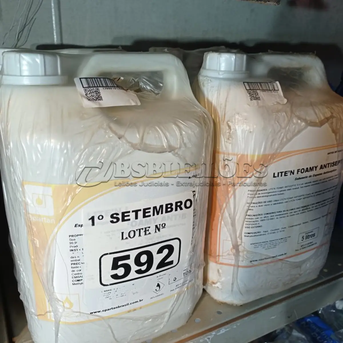 LOTE 592 - 20 LITROS DE SABONETE DE ESPUMA ANTISSÉPTICO. (NO ESTADO) ATENÇÃO! FAZER A VISITAÇÃO ANTES DE ARREMATAR, NÃO SABEMOS SE FUNCIONA. LEILÃO NÃO TEM GARANTIA E NEM DEVOLUÇÃO, SUJEITO A POSSÍVEIS AVARIAS VISÍVEIS/OCULTAS E/OU AUSÊNCIA DE COMPONENTES.