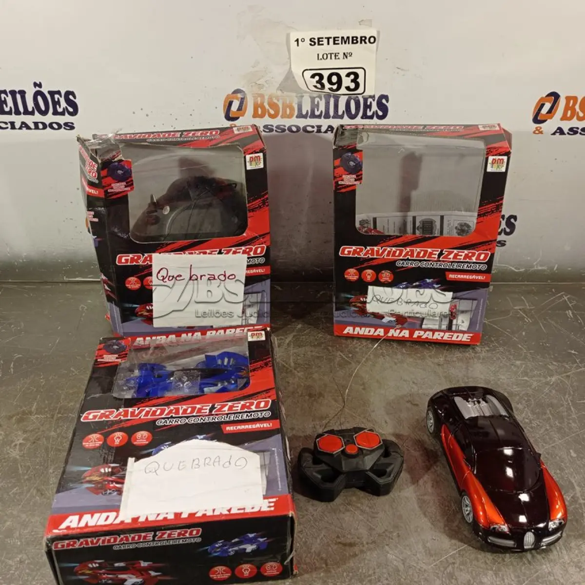LOTE 393 - 03 CARRINHOS DE CONTROLE REMOTO. (NO ESTADO) ATENÇÃO! FAZER A VISITAÇÃO ANTES DE ARREMATAR, NÃO SABEMOS SE FUNCIONA. LEILÃO NÃO TEM GARANTIA E NEM DEVOLUÇÃO, SUJEITO A POSSÍVEIS AVARIAS VISÍVEIS/OCULTAS E/OU AUSÊNCIA DE COMPONENTES.