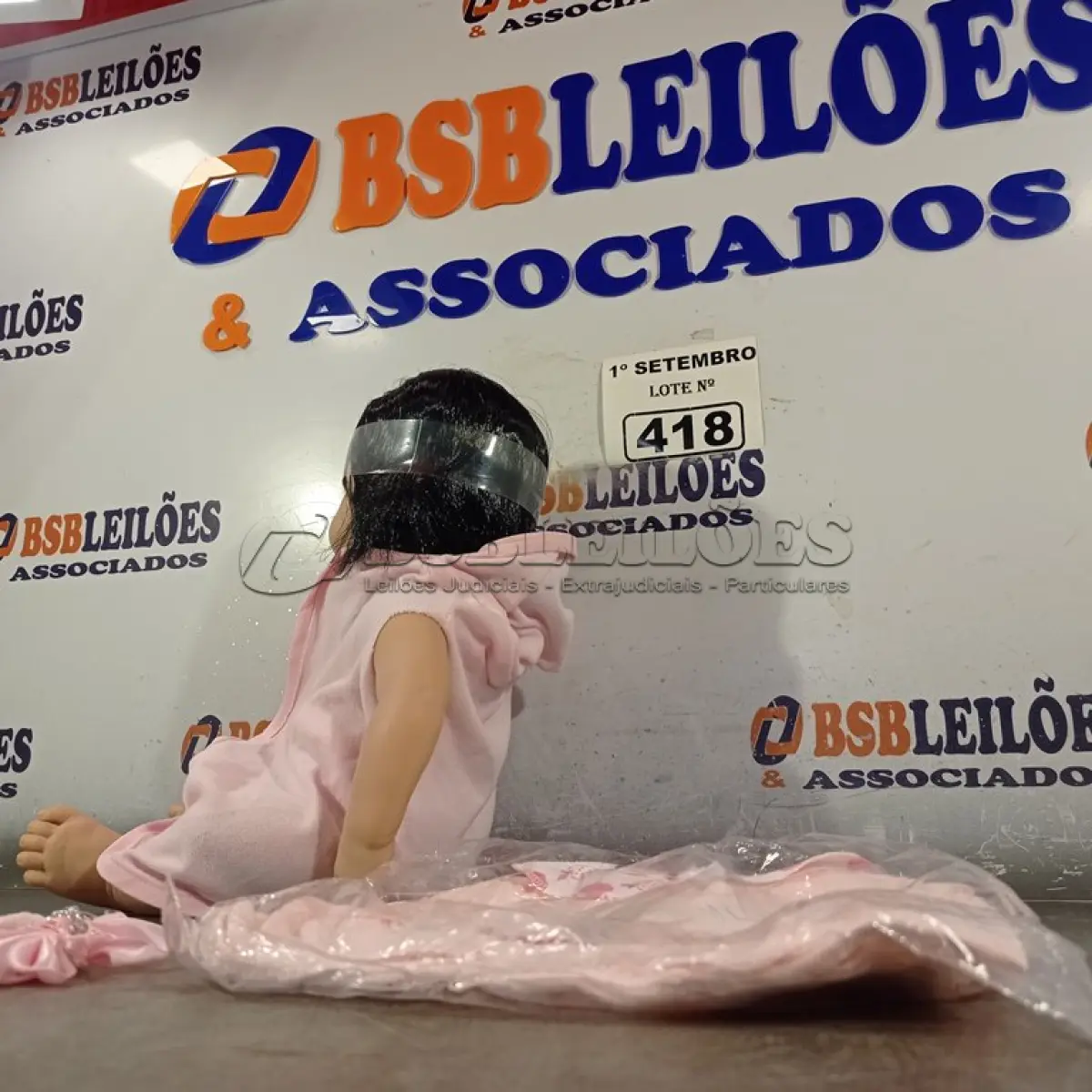 LOTE 418 - 01 BONECA BEBE REBORN. (NO ESTADO) ATENÇÃO! FAZER A VISITAÇÃO ANTES DE ARREMATAR, NÃO SABEMOS SE FUNCIONA. LEILÃO NÃO TEM GARANTIA E NEM DEVOLUÇÃO, SUJEITO A POSSÍVEIS AVARIAS VISÍVEIS/OCULTAS E/OU AUSÊNCIA DE COMPONENTES.