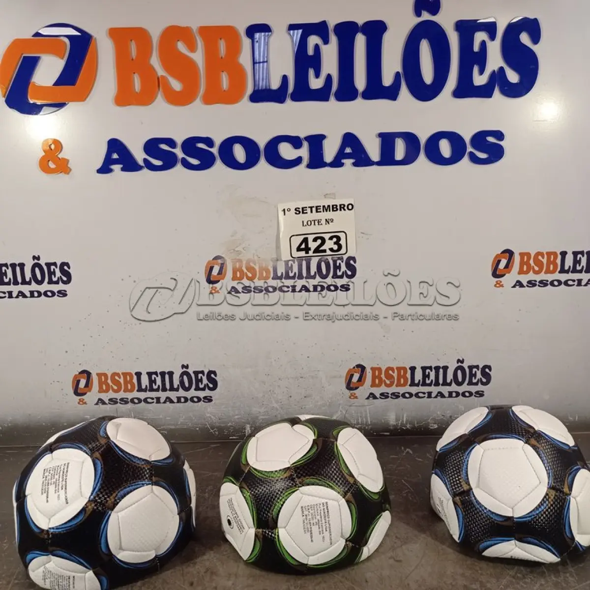 LOTE 423 - 03 BOLAS DE FUTEBOL. (NO ESTADO) ATENÇÃO! FAZER A VISITAÇÃO ANTES DE ARREMATAR, NÃO SABEMOS SE FUNCIONA. LEILÃO NÃO TEM GARANTIA E NEM DEVOLUÇÃO, SUJEITO A POSSÍVEIS AVARIAS VISÍVEIS/OCULTAS E/OU AUSÊNCIA DE COMPONENTES.