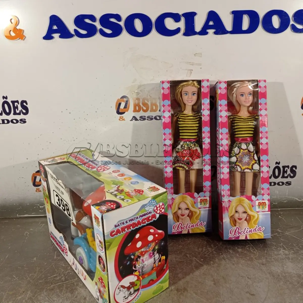 LOTE 398 - 01 BATE-VOLTA MUSICAL CARRUAGEM E 02 BONECAS BELINDA. (NO ESTADO) ATENÇÃO! FAZER A VISITAÇÃO ANTES DE ARREMATAR, NÃO SABEMOS SE FUNCIONA. LEILÃO NÃO TEM GARANTIA E NEM DEVOLUÇÃO, SUJEITO A POSSÍVEIS AVARIAS VISÍVEIS/OCULTAS E/OU AUSÊNCIA DE COMPONENTES.