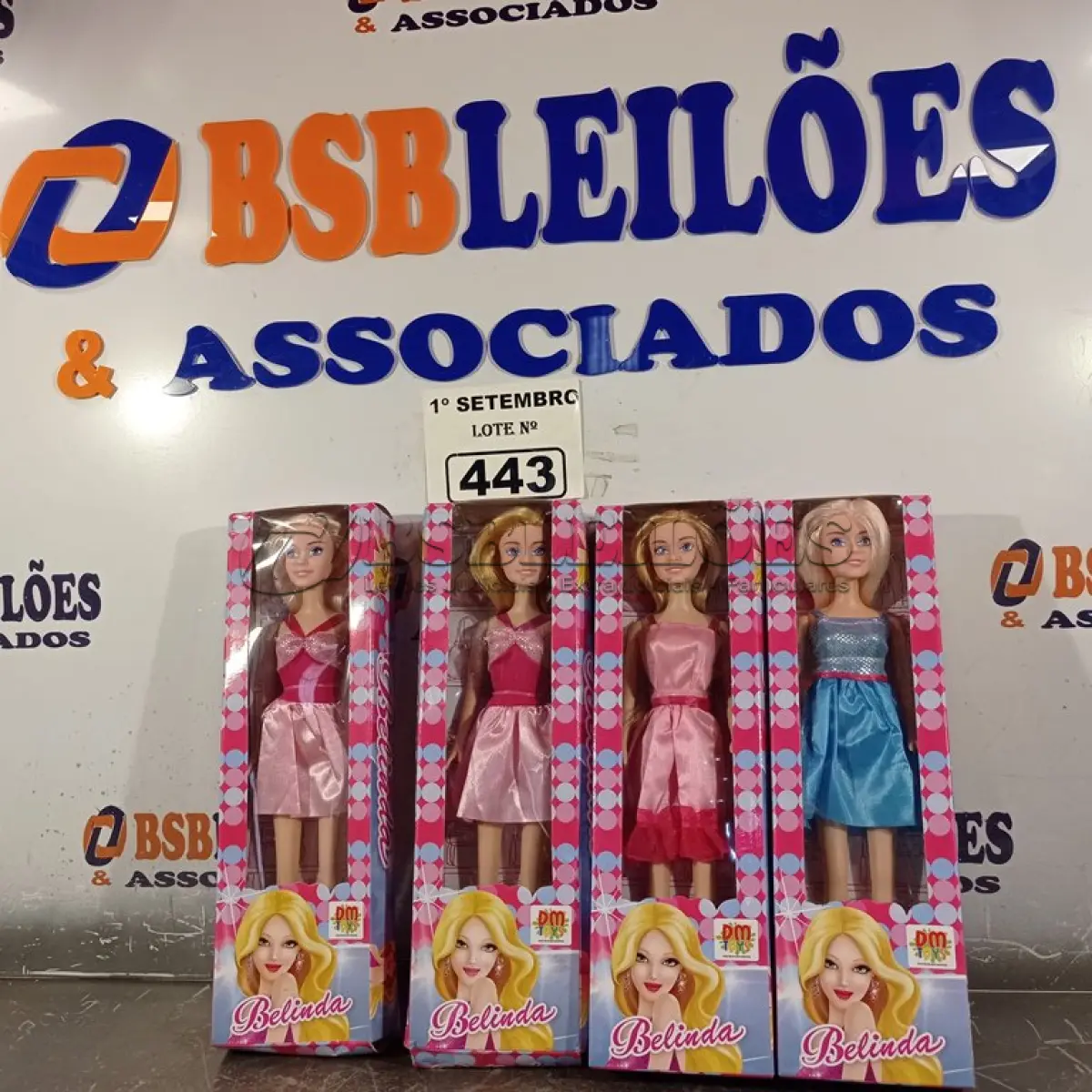 LOTE 443 - 04 BONECAS BELINDA. (NO ESTADO) ATENÇÃO! FAZER A VISITAÇÃO ANTES DE ARREMATAR, NÃO SABEMOS SE FUNCIONA. LEILÃO NÃO TEM GARANTIA E NEM DEVOLUÇÃO, SUJEITO A POSSÍVEIS AVARIAS VISÍVEIS/OCULTAS E/OU AUSÊNCIA DE COMPONENTES.