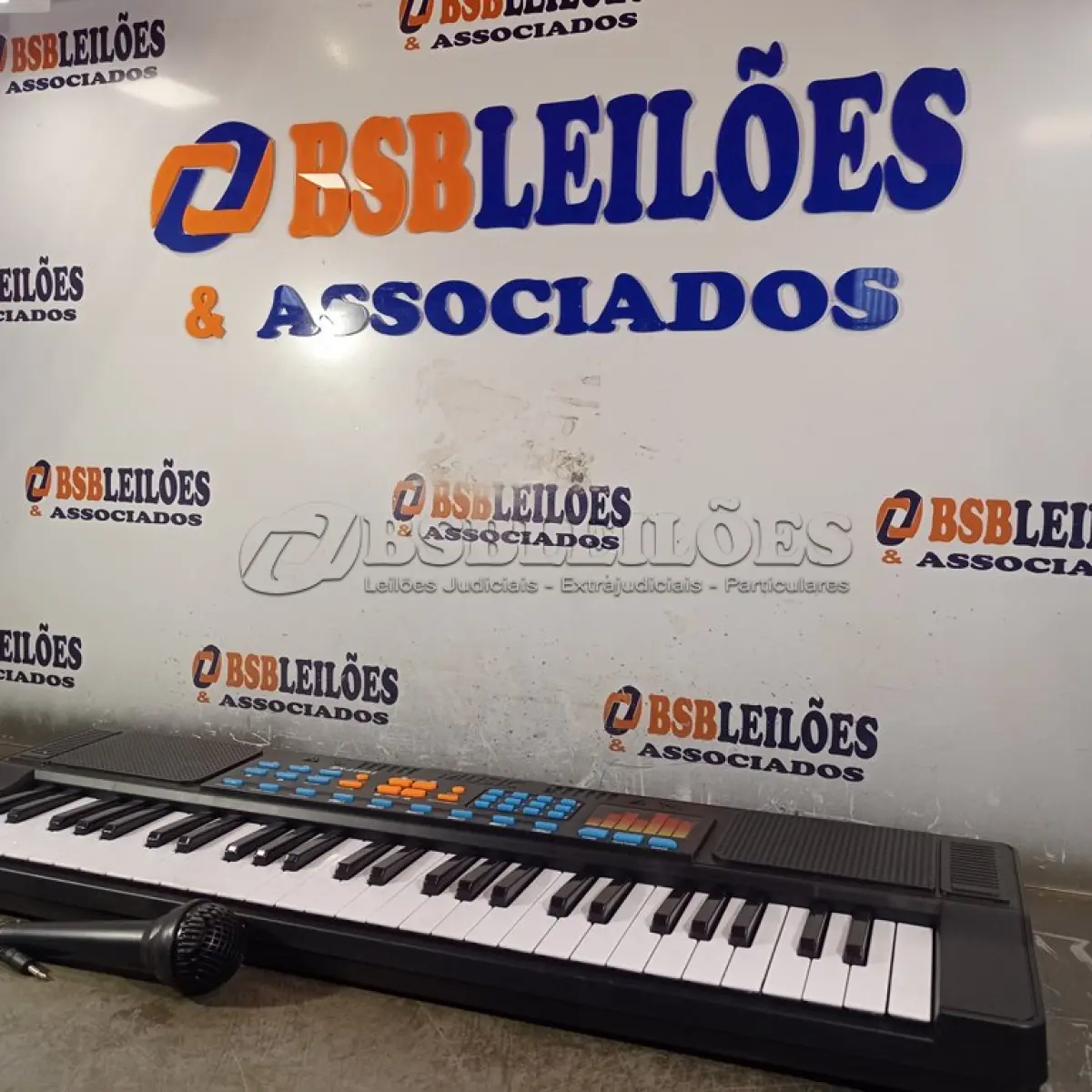 LOTE 424 - 01 TECLADO HS5460A. (NO ESTADO) ATENÇÃO! FAZER A VISITAÇÃO ANTES DE ARREMATAR, NÃO SABEMOS SE FUNCIONA. LEILÃO NÃO TEM GARANTIA E NEM DEVOLUÇÃO, SUJEITO A POSSÍVEIS AVARIAS VISÍVEIS/OCULTAS E/OU AUSÊNCIA DE COMPONENTES.