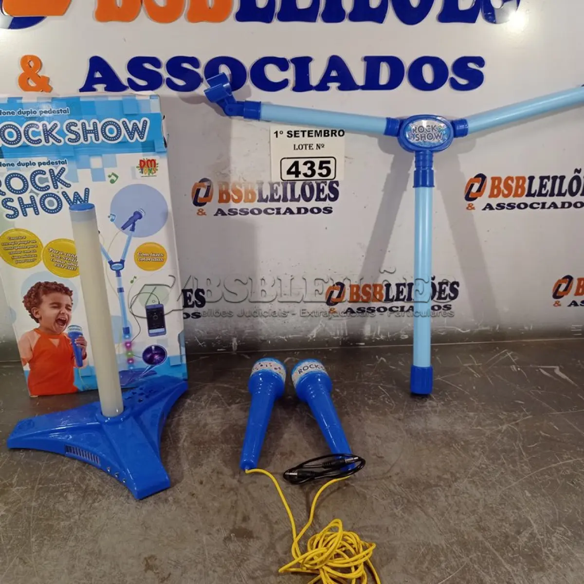 LOTE 435 - 01 MICROFONE COM PEDESTAL ROCK STAR. (NO ESTADO) ATENÇÃO! FAZER A VISITAÇÃO ANTES DE ARREMATAR, NÃO SABEMOS SE FUNCIONA. LEILÃO NÃO TEM GARANTIA E NEM DEVOLUÇÃO, SUJEITO A POSSÍVEIS AVARIAS VISÍVEIS/OCULTAS E/OU AUSÊNCIA DE COMPONENTES.