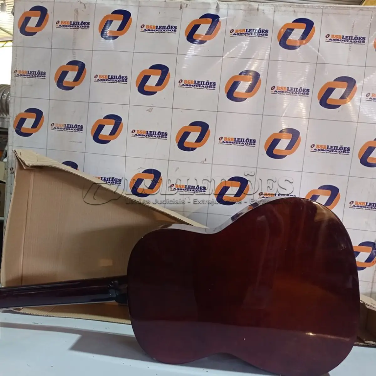 LOTE 450 - 01 VIOLÃO KASHIMA. (NO ESTADO) ATENÇÃO! FAZER A VISITAÇÃO ANTES DE ARREMATAR, NÃO SABEMOS SE FUNCIONA. LEILÃO NÃO TEM GARANTIA E NEM DEVOLUÇÃO, SUJEITO A POSSÍVEIS AVARIAS VISÍVEIS/OCULTAS E/OU AUSÊNCIA DE COMPONENTES.