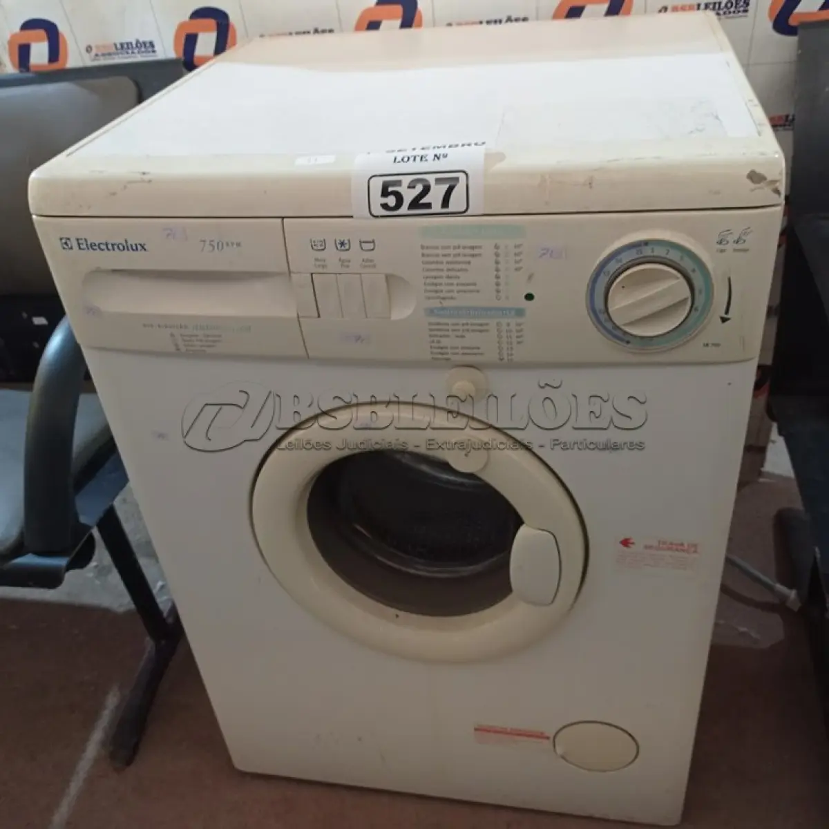 LOTE 527 - 01 LAVADORA DE ROUPAS MARCA ELECTROLUX. (NO ESTADO) ATENÇÃO! FAZER A VISITAÇÃO ANTES DE ARREMATAR, NÃO SABEMOS SE FUNCIONA. LEILÃO NÃO TEM GARANTIA E NEM DEVOLUÇÃO, SUJEITO A POSSÍVEIS AVARIAS VISÍVEIS/OCULTAS E/OU AUSÊNCIA DE COMPONENTES.