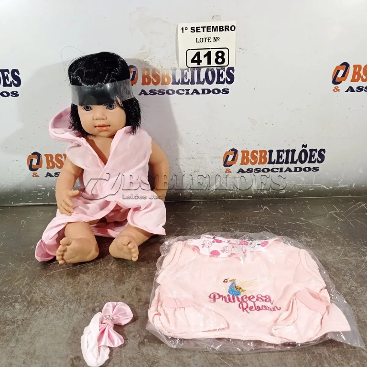 LOTE 418 - 01 BONECA BEBE REBORN. (NO ESTADO) ATENÇÃO! FAZER A VISITAÇÃO ANTES DE ARREMATAR, NÃO SABEMOS SE FUNCIONA. LEILÃO NÃO TEM GARANTIA E NEM DEVOLUÇÃO, SUJEITO A POSSÍVEIS AVARIAS VISÍVEIS/OCULTAS E/OU AUSÊNCIA DE COMPONENTES.
