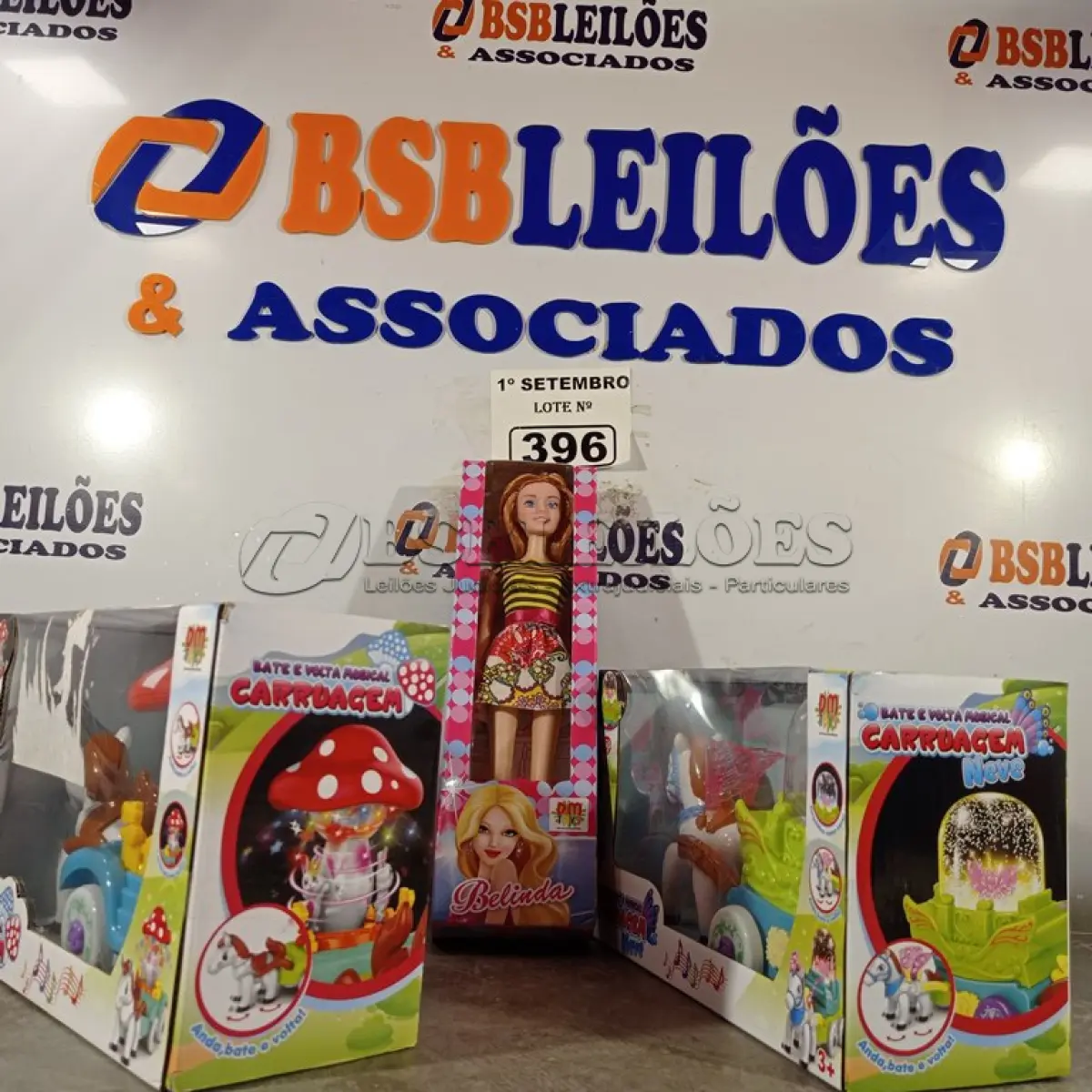 LOTE 396 - 02 BATE-VOLTA MUSICAL CARRUAGEM E 01 BONECA BELINDA. (NO ESTADO) ATENÇÃO! FAZER A VISITAÇÃO ANTES DE ARREMATAR, NÃO SABEMOS SE FUNCIONA. LEILÃO NÃO TEM GARANTIA E NEM DEVOLUÇÃO, SUJEITO A POSSÍVEIS AVARIAS VISÍVEIS/OCULTAS E/OU AUSÊNCIA DE COMPONENTES.