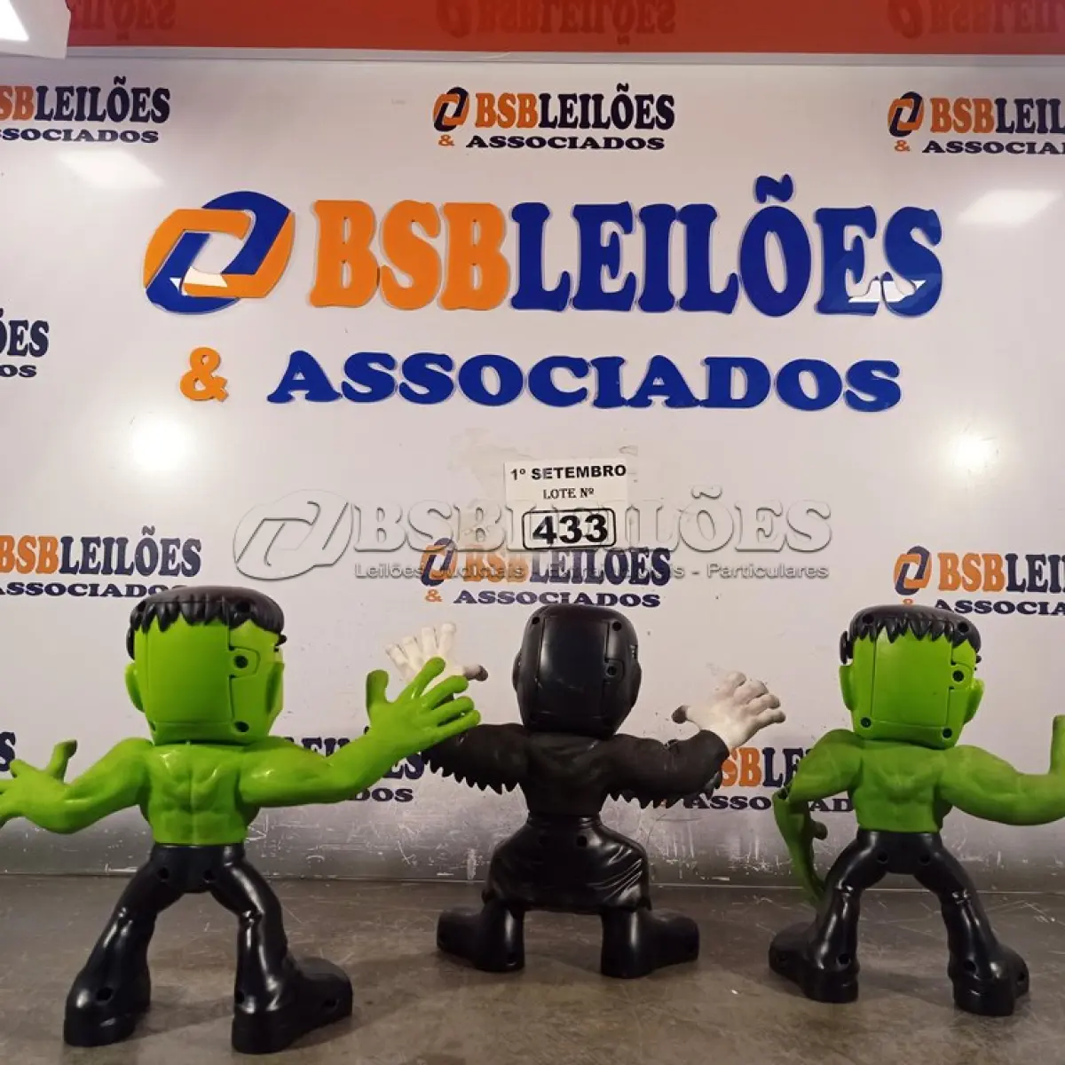 LOTE 433 - 03 BONECOS HORRIPILOIDE. (NO ESTADO) ATENÇÃO! FAZER A VISITAÇÃO ANTES DE ARREMATAR, NÃO SABEMOS SE FUNCIONA. LEILÃO NÃO TEM GARANTIA E NEM DEVOLUÇÃO, SUJEITO A POSSÍVEIS AVARIAS VISÍVEIS/OCULTAS E/OU AUSÊNCIA DE COMPONENTES.
