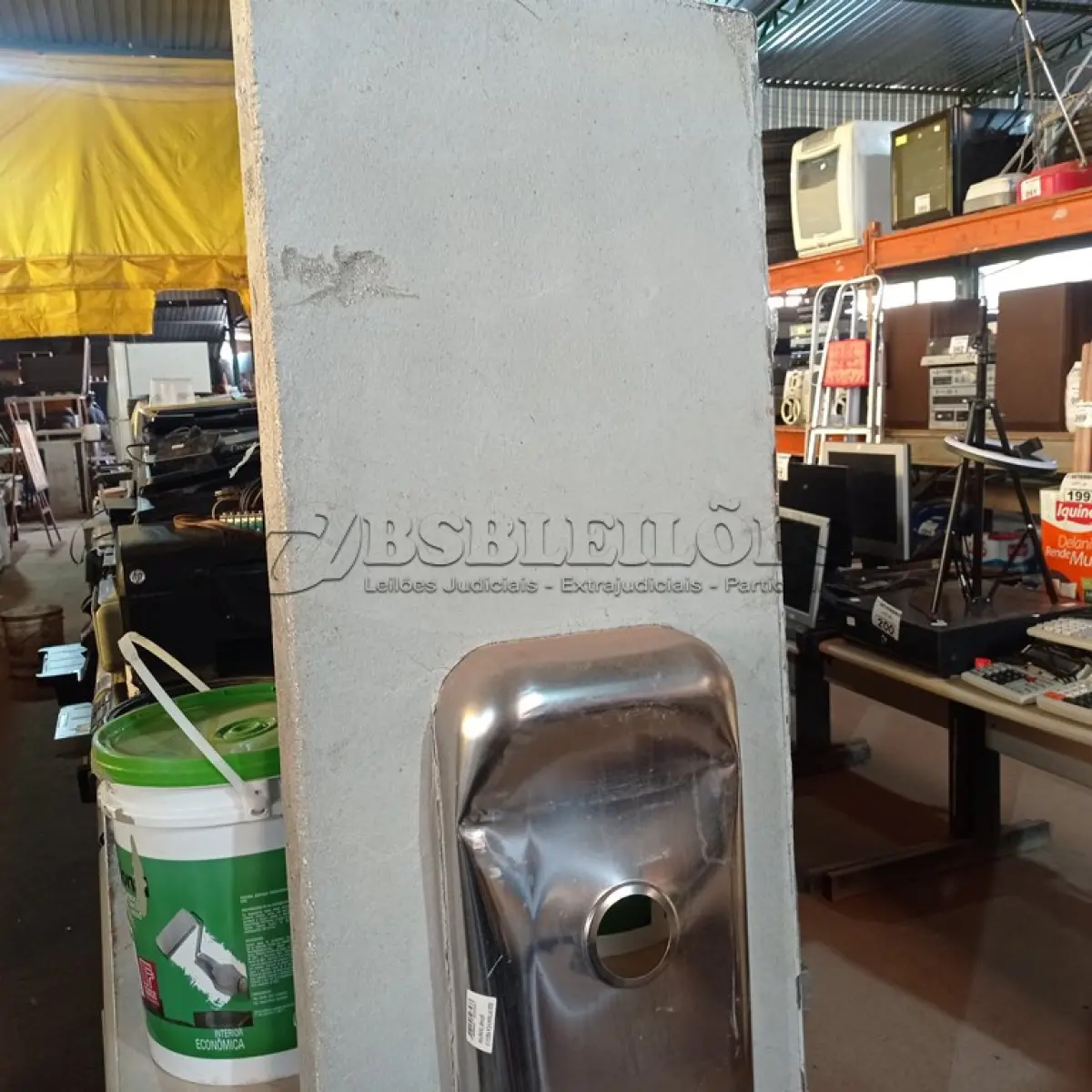 LOTE 296 - 01 PIA EM AÇO INOX CIMENTADA COM 01 CUBA MEDINDO 1,80M X 0,53CM. (NO ESTADO) ATENÇÃO! FAZER A VISITAÇÃO ANTES DE ARREMATAR, NÃO SABEMOS SE FUNCIONA. LEILÃO NÃO TEM GARANTIA E NEM DEVOLUÇÃO, SUJEITO A POSSÍVEIS AVARIAS VISÍVEIS/OCULTAS E/OU AUSÊNCIA DE COMPONENTES.
