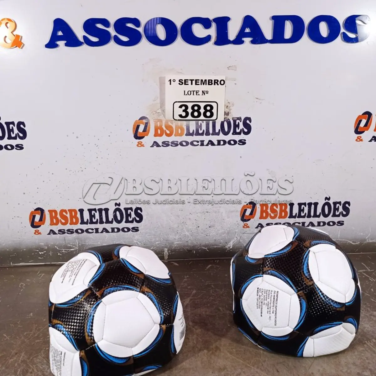 LOTE 388 - 02 BOLAS DE FUTEBOL. (NO ESTADO) ATENÇÃO! FAZER A VISITAÇÃO ANTES DE ARREMATAR, NÃO SABEMOS SE FUNCIONA. LEILÃO NÃO TEM GARANTIA E NEM DEVOLUÇÃO, SUJEITO A POSSÍVEIS AVARIAS VISÍVEIS/OCULTAS E/OU AUSÊNCIA DE COMPONENTES.