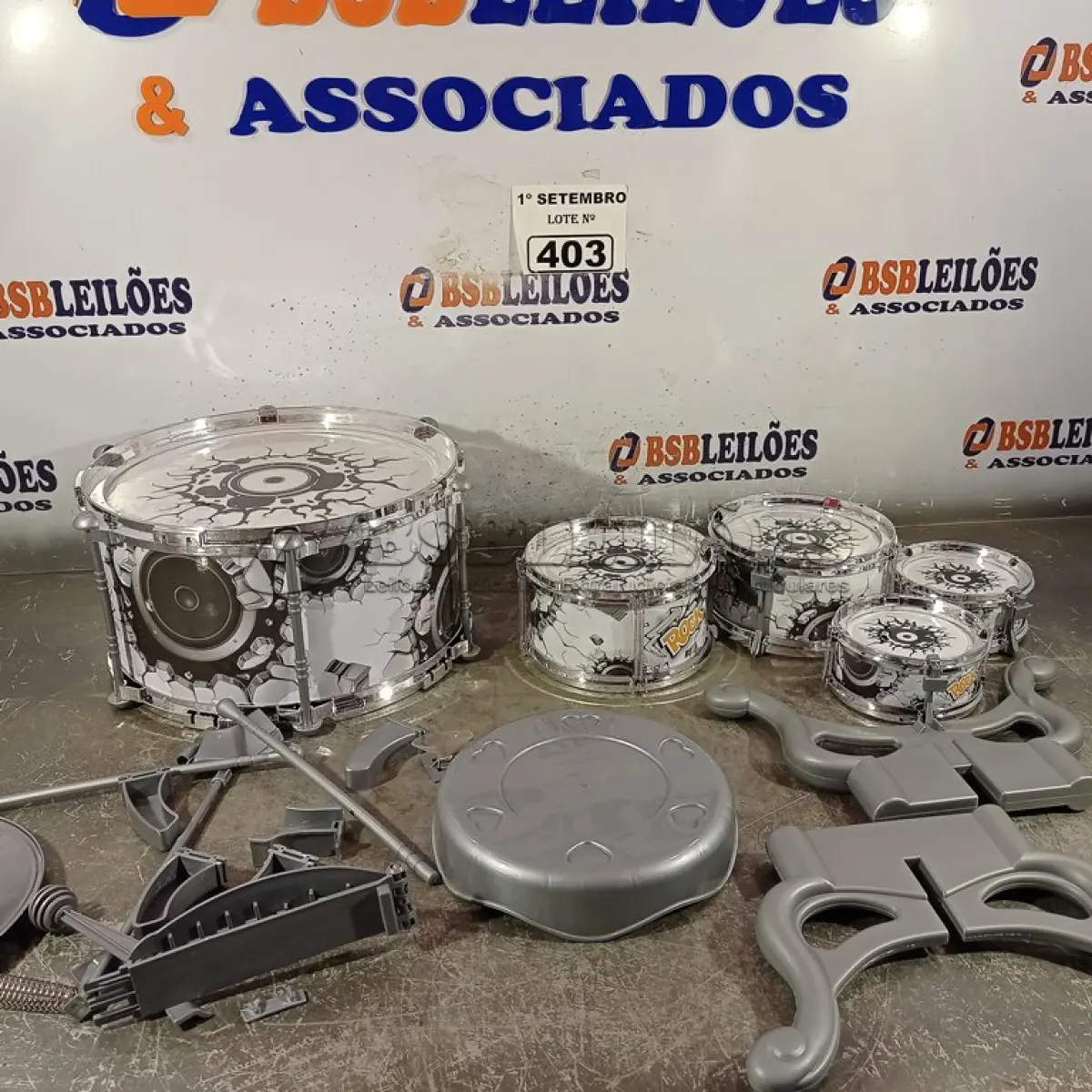 LOTE 403 - 01 BATERIA INFANTIL. (NO ESTADO) ATENÇÃO! FAZER A VISITAÇÃO ANTES DE ARREMATAR, NÃO SABEMOS SE FUNCIONA. LEILÃO NÃO TEM GARANTIA E NEM DEVOLUÇÃO, SUJEITO A POSSÍVEIS AVARIAS VISÍVEIS/OCULTAS E/OU AUSÊNCIA DE COMPONENTES.