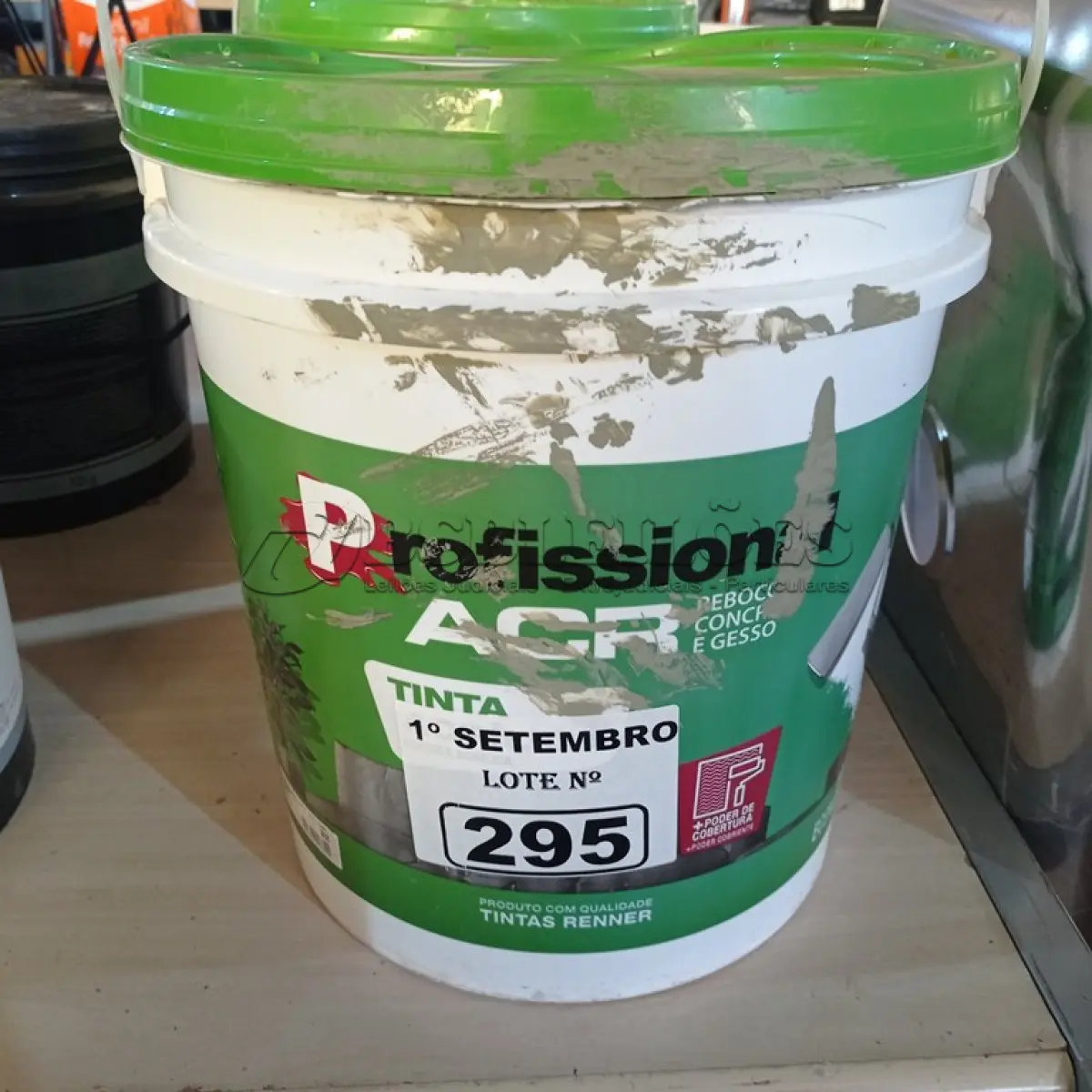 LOTE 295 - 01 BALDE DE TINTA ACRÍLICA INTERIORES 18L NA COR CONCRETO FOSCO. (NO ESTADO) ATENÇÃO! FAZER A VISITAÇÃO ANTES DE ARREMATAR, NÃO SABEMOS SE FUNCIONA. LEILÃO NÃO TEM GARANTIA E NEM DEVOLUÇÃO, SUJEITO A POSSÍVEIS AVARIAS VISÍVEIS/OCULTAS E/OU AUSÊNCIA DE COMPONENTES.