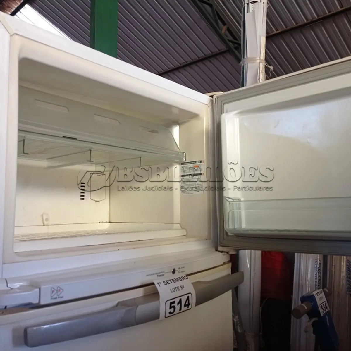LOTE 514 - 01 GELADEIRA FROST FREE MARCA BRASTEMP 220V. (NO ESTADO) ATENÇÃO! FAZER A VISITAÇÃO ANTES DE ARREMATAR, NÃO SABEMOS SE FUNCIONA. LEILÃO NÃO TEM GARANTIA E NEM DEVOLUÇÃO, SUJEITO A POSSÍVEIS AVARIAS VISÍVEIS/OCULTAS E/OU AUSÊNCIA DE COMPONENTES.