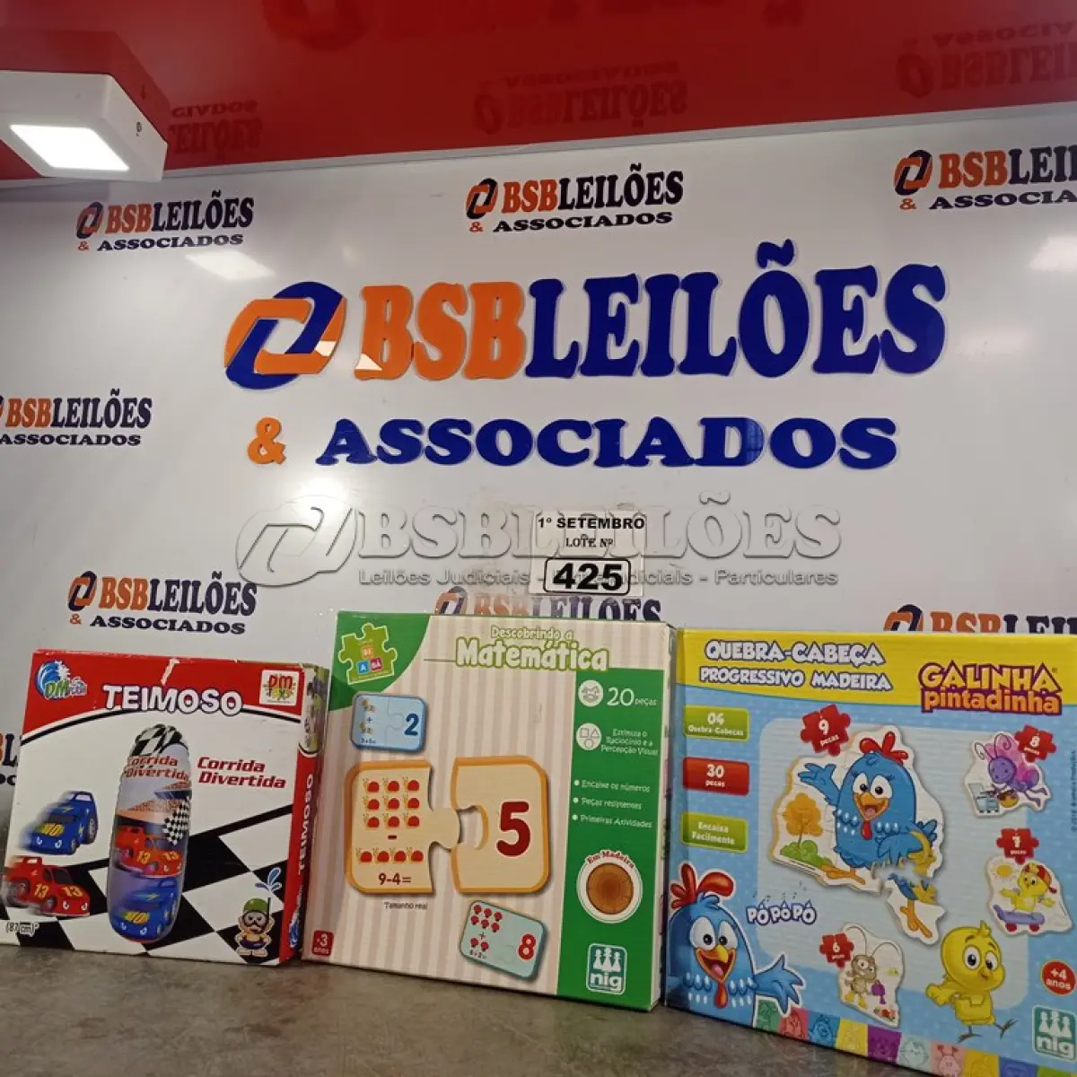 LOTE 425 - 01 BONECO JOÃO TEIMOSO, 01 JOGO DESCOBRINDO A MATEMÁTICA E 01 QUEBRA-CABEÇA DA GALINHA PINTADINHA. (NO ESTADO) ATENÇÃO! FAZER A VISITAÇÃO ANTES DE ARREMATAR, NÃO SABEMOS SE FUNCIONA. LEILÃO NÃO TEM GARANTIA E NEM DEVOLUÇÃO, SUJEITO A POSSÍVEIS AVARIAS VISÍVEIS/OCULTAS E/OU AUSÊNCIA DE COMPONENTES.