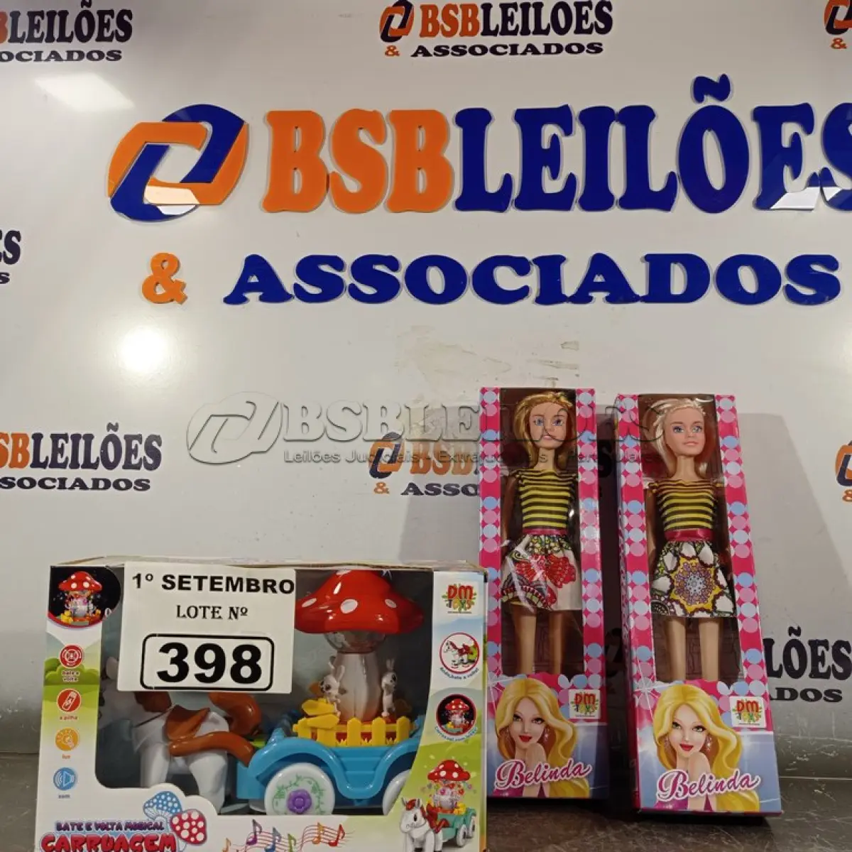 LOTE 398 - 01 BATE-VOLTA MUSICAL CARRUAGEM E 02 BONECAS BELINDA. (NO ESTADO) ATENÇÃO! FAZER A VISITAÇÃO ANTES DE ARREMATAR, NÃO SABEMOS SE FUNCIONA. LEILÃO NÃO TEM GARANTIA E NEM DEVOLUÇÃO, SUJEITO A POSSÍVEIS AVARIAS VISÍVEIS/OCULTAS E/OU AUSÊNCIA DE COMPONENTES.