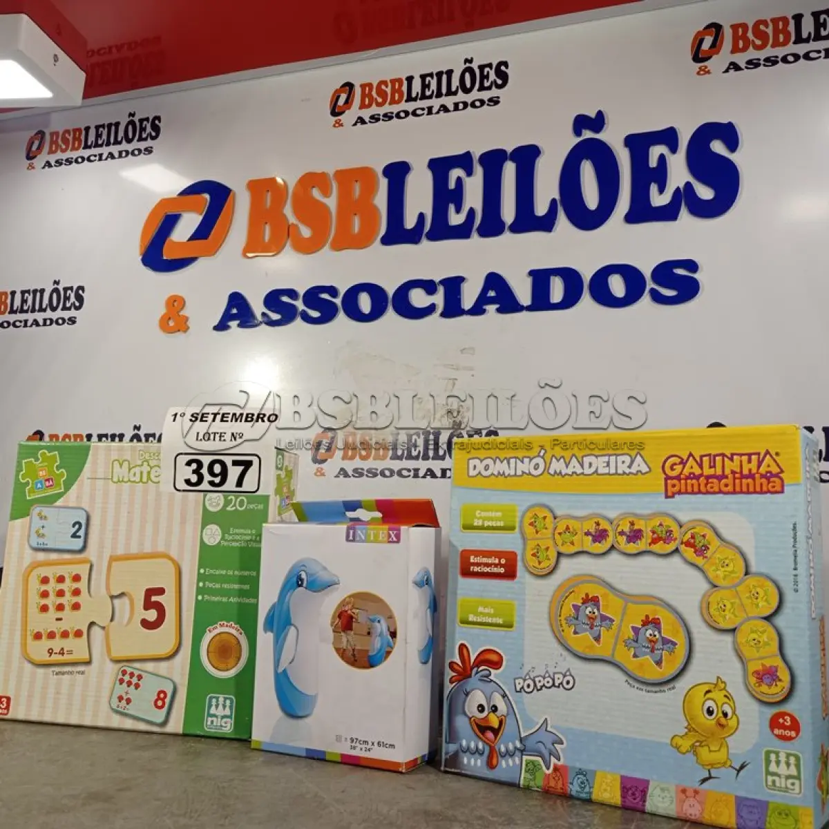 LOTE 397 - 01 BONECO JOÃO TEIMOSO GOLFINHO, 01 JOGO DESCOBRINDO A MATEMÁTICA E 01 DOMINO DA GALINHA PINTADINHA. (NO ESTADO) ATENÇÃO! FAZER A VISITAÇÃO ANTES DE ARREMATAR, NÃO SABEMOS SE FUNCIONA. LEILÃO NÃO TEM GARANTIA E NEM DEVOLUÇÃO, SUJEITO A POSSÍVEIS AVARIAS VISÍVEIS/OCULTAS E/OU AUSÊNCIA DE COMPONENTES.