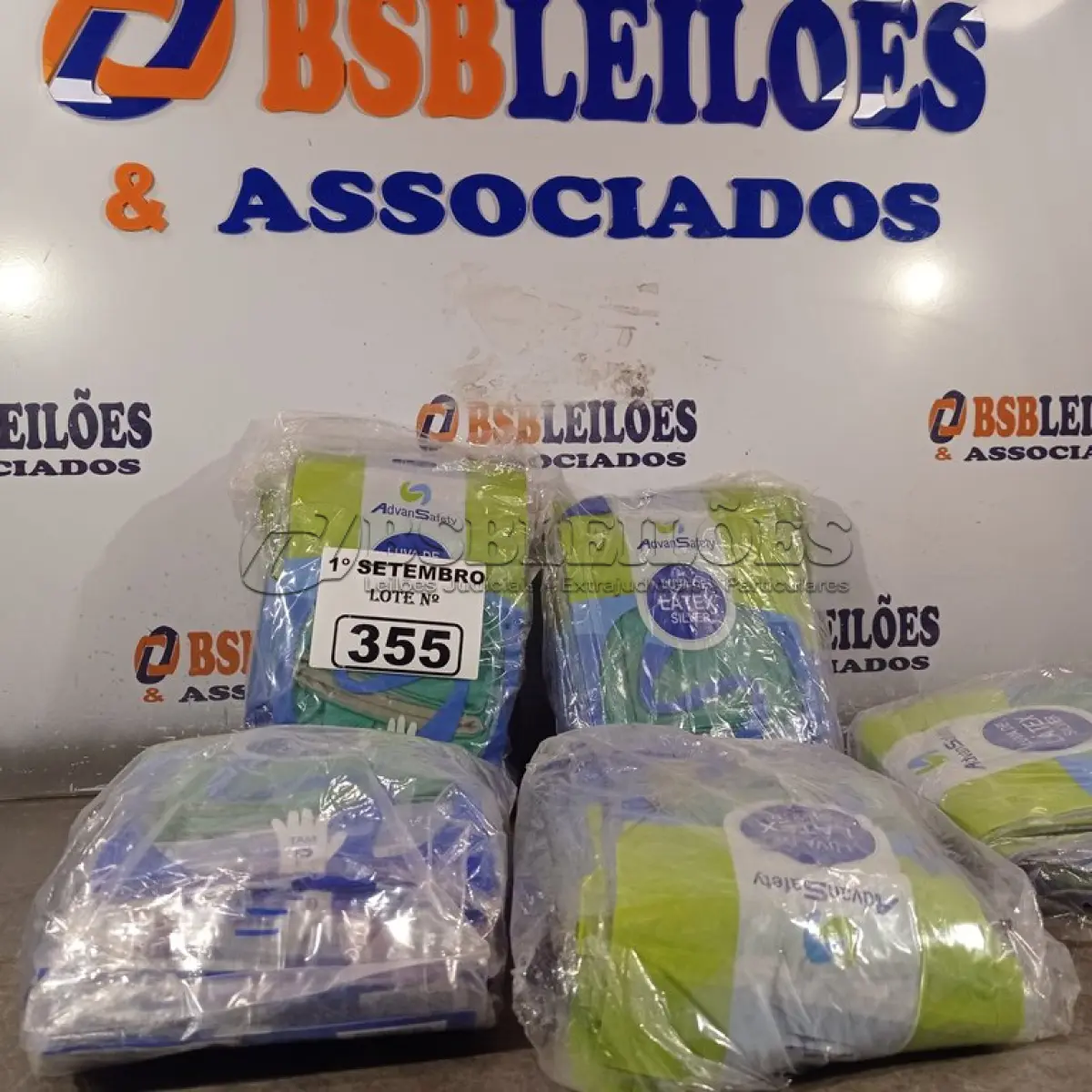 LOTE 355 - 05 PACOTES DE LUVAS DE LÁTEX SILVER TAMANHO “P”. (NO ESTADO) ATENÇÃO! FAZER A VISITAÇÃO ANTES DE ARREMATAR, NÃO SABEMOS SE FUNCIONA. LEILÃO NÃO TEM GARANTIA E NEM DEVOLUÇÃO, SUJEITO A POSSÍVEIS AVARIAS VISÍVEIS/OCULTAS E/OU AUSÊNCIA DE COMPONENTES.