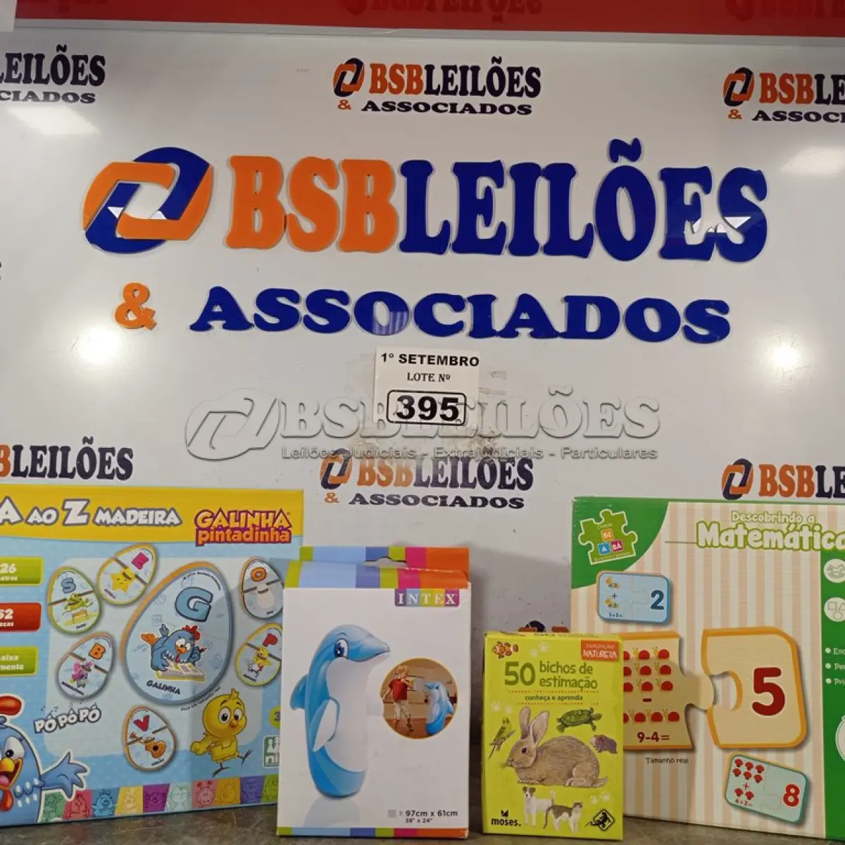 LOTE 395 - 01 BONECO JOÃO TEIMOSO GOLFINHO, 01 JOGO DESCOBRINDO A MATEMÁTICA, 01 ALFABETO DE MADEIRA DA GALINHA PINTADINHA E 50 CARDS DE BICHOS DE ESTIMAÇÃO. (NO ESTADO) ATENÇÃO! FAZER A VISITAÇÃO ANTES DE ARREMATAR, NÃO SABEMOS SE FUNCIONA. LEILÃO NÃO TEM GARANTIA E NEM DEVOLUÇÃO, SUJEITO A POSSÍVEIS AVARIAS VISÍVEIS/OCULTAS E/OU AUSÊNCIA DE COMPONENTES.