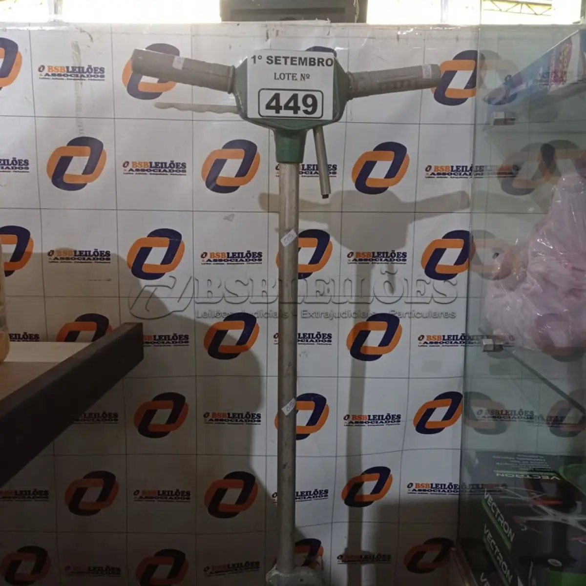 LOTE 449 - 01 ENCERADEIRA BANDEIRANTE. (NO ESTADO) ATENÇÃO! FAZER A VISITAÇÃO ANTES DE ARREMATAR, NÃO SABEMOS SE FUNCIONA. LEILÃO NÃO TEM GARANTIA E NEM DEVOLUÇÃO, SUJEITO A POSSÍVEIS AVARIAS VISÍVEIS/OCULTAS E/OU AUSÊNCIA DE COMPONENTES.