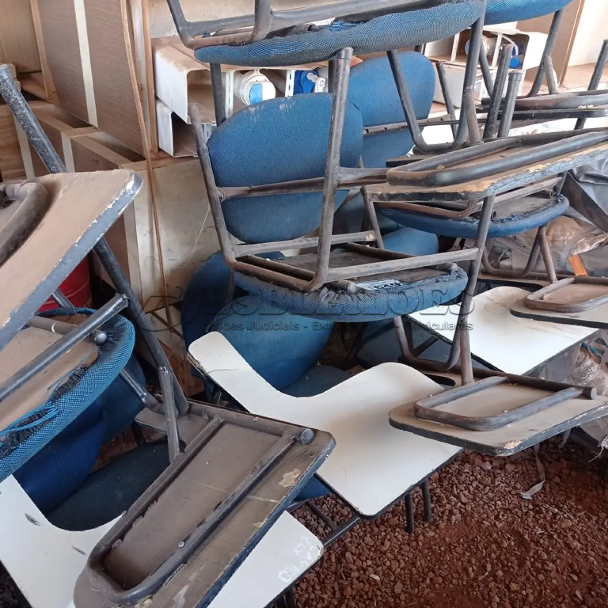 LOTE 649 - 01 LOTE COM VÁRIAS CADEIRAS ESCOLARES. (NO ESTADO) ATENÇÃO! FAZER A VISITAÇÃO ANTES DE ARREMATAR, NÃO SABEMOS SE FUNCIONA. LEILÃO NÃO TEM GARANTIA E NEM DEVOLUÇÃO, SUJEITO A POSSÍVEIS AVARIAS VISÍVEIS/OCULTAS E/OU AUSÊNCIA DE COMPONENTES.
