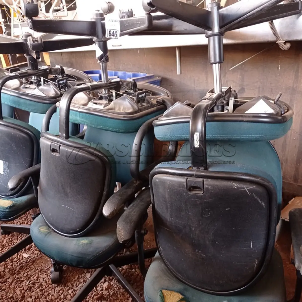 LOTE 646 - 06 CADEIRAS DE ESCRITÓRIO COM BASE GIRATÓRIA NA COR VERDE. (NO ESTADO) ATENÇÃO! FAZER A VISITAÇÃO ANTES DE ARREMATAR, NÃO SABEMOS SE FUNCIONA. LEILÃO NÃO TEM GARANTIA E NEM DEVOLUÇÃO, SUJEITO A POSSÍVEIS AVARIAS VISÍVEIS/OCULTAS E/OU AUSÊNCIA DE COMPONENTES.