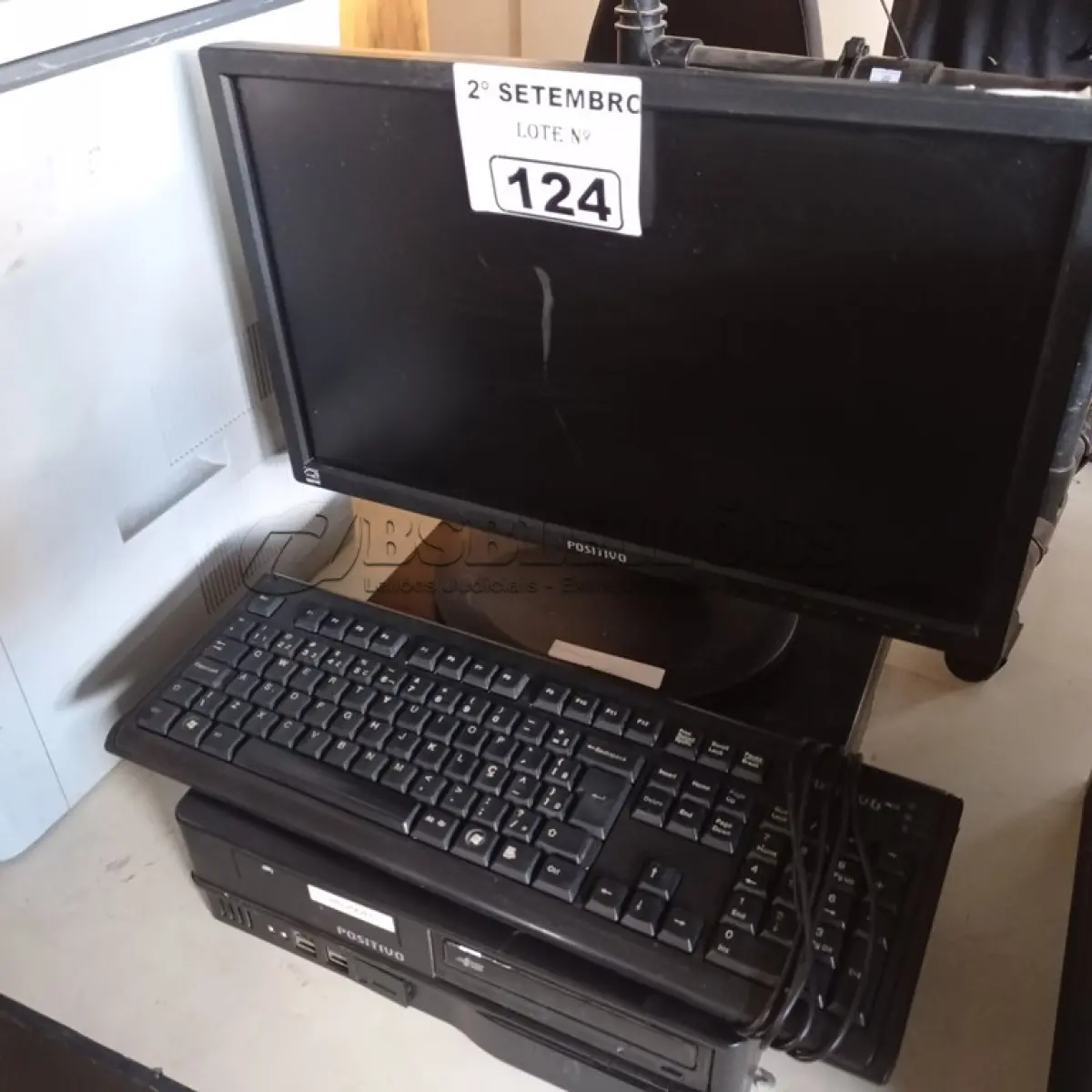 LOTE 124 - 01 CPU, 01 MONITOR E 01 TECLADO. (NO ESTADO) ATENÇÃO! FAZER A VISITAÇÃO ANTES DE ARREMATAR, NÃO SABEMOS SE FUNCIONA. LEILÃO NÃO TEM GARANTIA E NEM DEVOLUÇÃO, SUJEITO A POSSÍVEIS AVARIAS VISÍVEIS/OCULTAS E/OU AUSÊNCIA DE COMPONENTES.