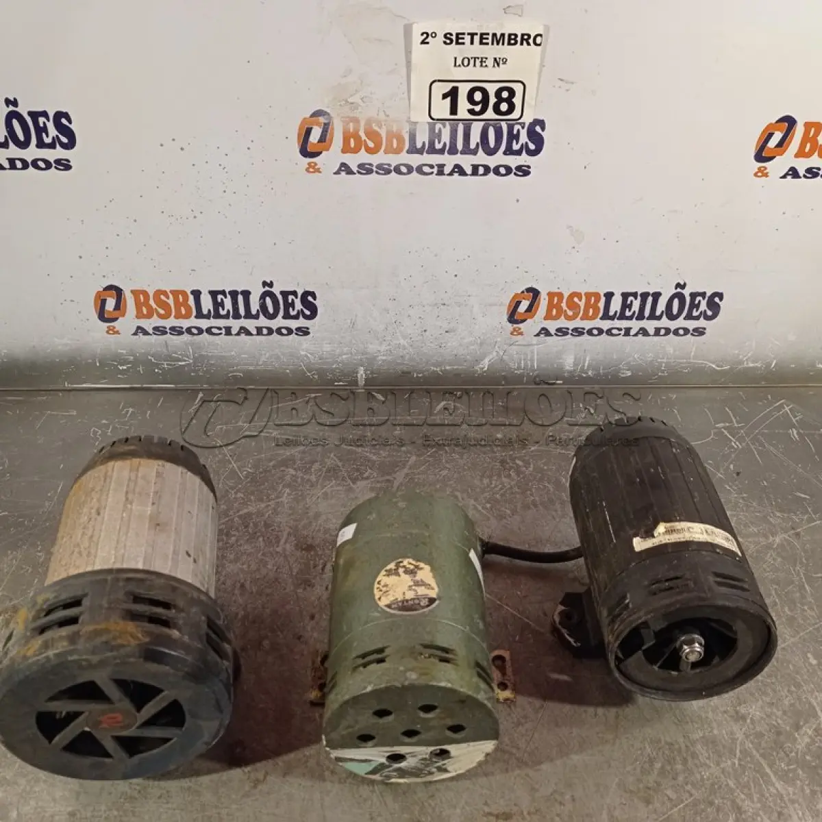 LOTE 198 - 03 SIRENES MARCAS E MODELOS DIVERSOS. (NO ESTADO) ATENÇÃO! FAZER A VISITAÇÃO ANTES DE ARREMATAR, NÃO SABEMOS SE FUNCIONA. LEILÃO NÃO TEM GARANTIA E NEM DEVOLUÇÃO, SUJEITO A POSSÍVEIS AVARIAS VISÍVEIS/OCULTAS E/OU AUSÊNCIA DE COMPONENTES.
