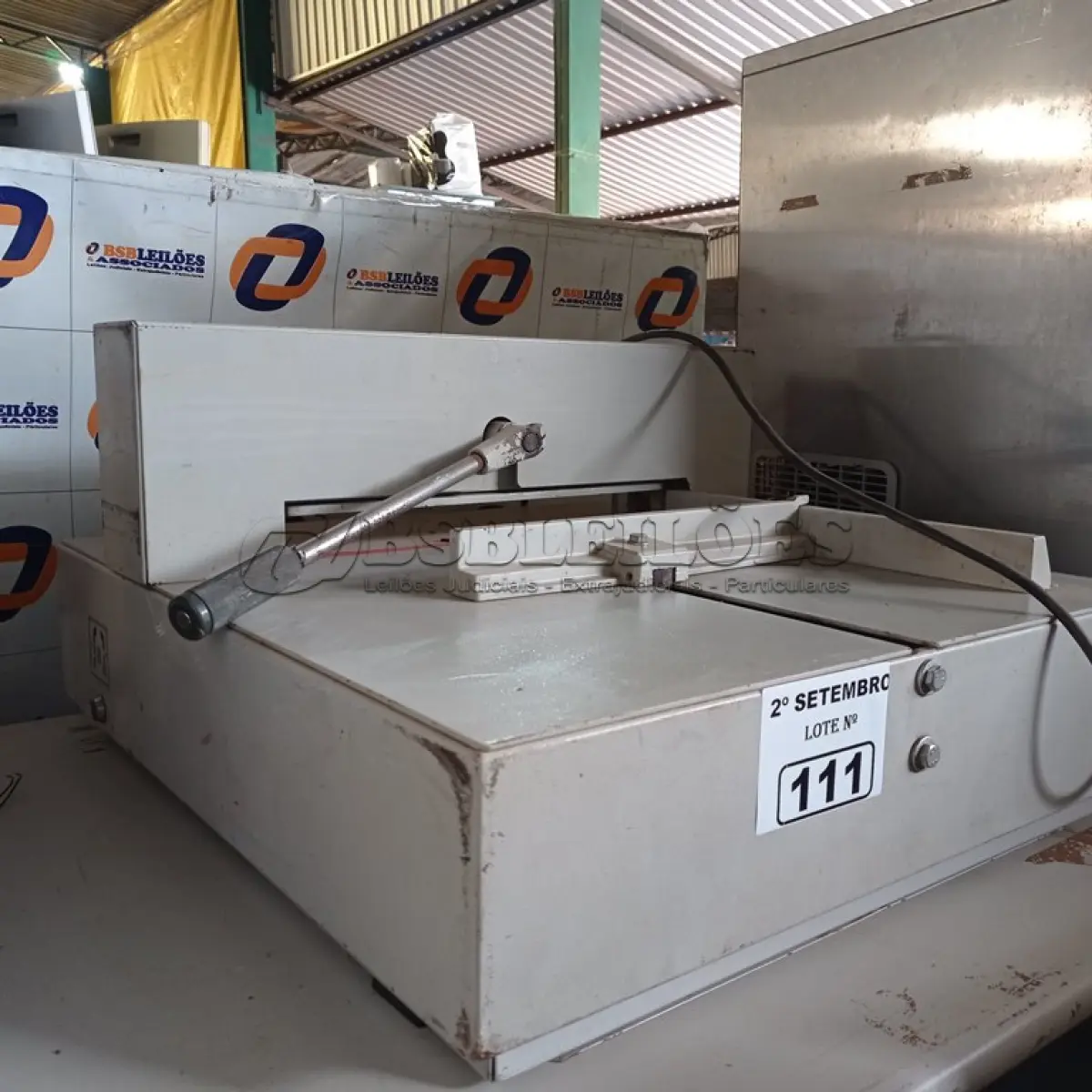 LOTE 111 - 01 GUILHOTINA DE MESA. (NO ESTADO) ATENÇÃO! FAZER A VISITAÇÃO ANTES DE ARREMATAR, NÃO SABEMOS SE FUNCIONA. LEILÃO NÃO TEM GARANTIA E NEM DEVOLUÇÃO, SUJEITO A POSSÍVEIS AVARIAS VISÍVEIS/OCULTAS E/OU AUSÊNCIA DE COMPONENTES.