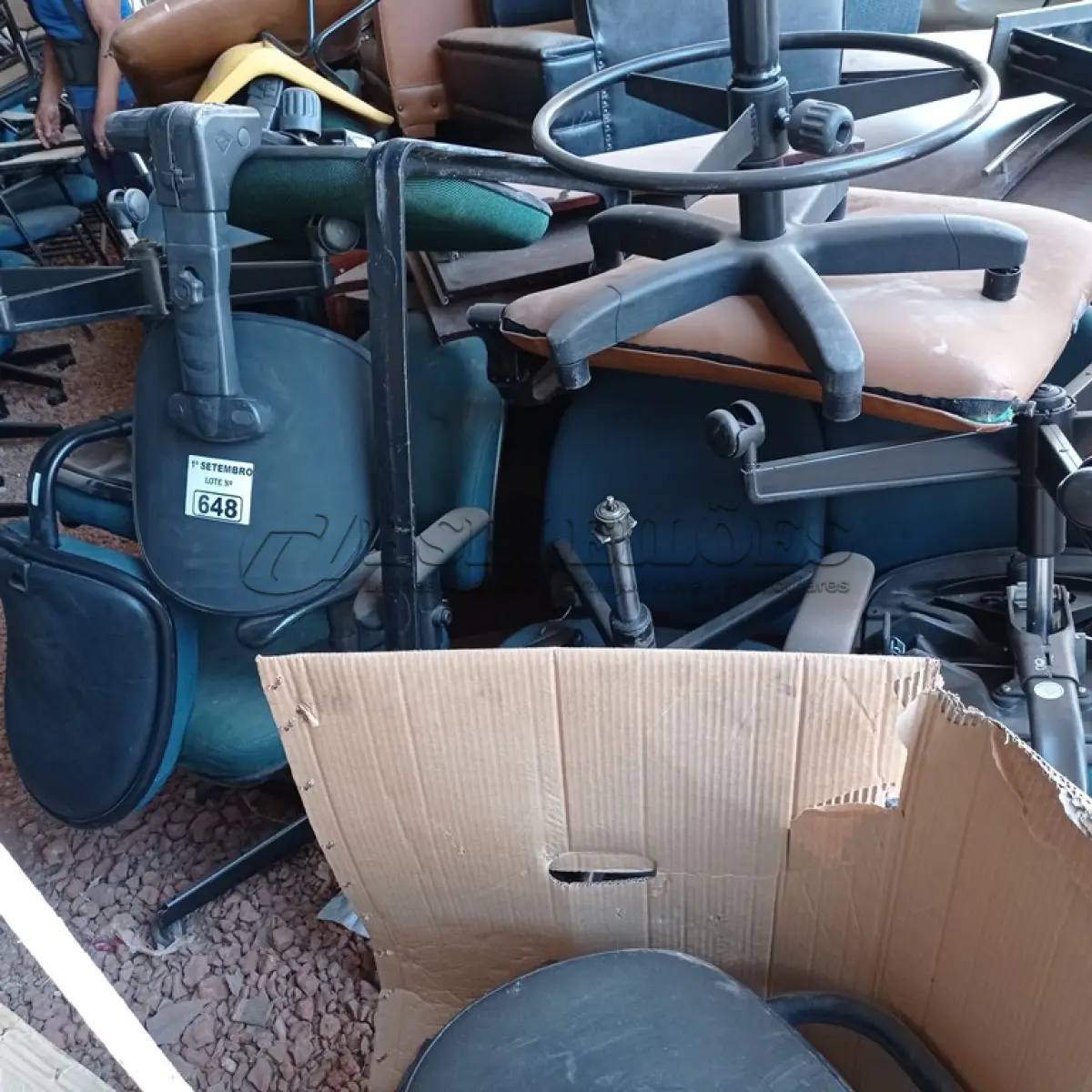 LOTE 648 - 01 LOTE COM VÁRIAS CADEIRAS DE ESCRITÓRIO COM AVARIAS. (NO ESTADO) ATENÇÃO! FAZER A VISITAÇÃO ANTES DE ARREMATAR, NÃO SABEMOS SE FUNCIONA. LEILÃO NÃO TEM GARANTIA E NEM DEVOLUÇÃO, SUJEITO A POSSÍVEIS AVARIAS VISÍVEIS/OCULTAS E/OU AUSÊNCIA DE COMPONENTES.