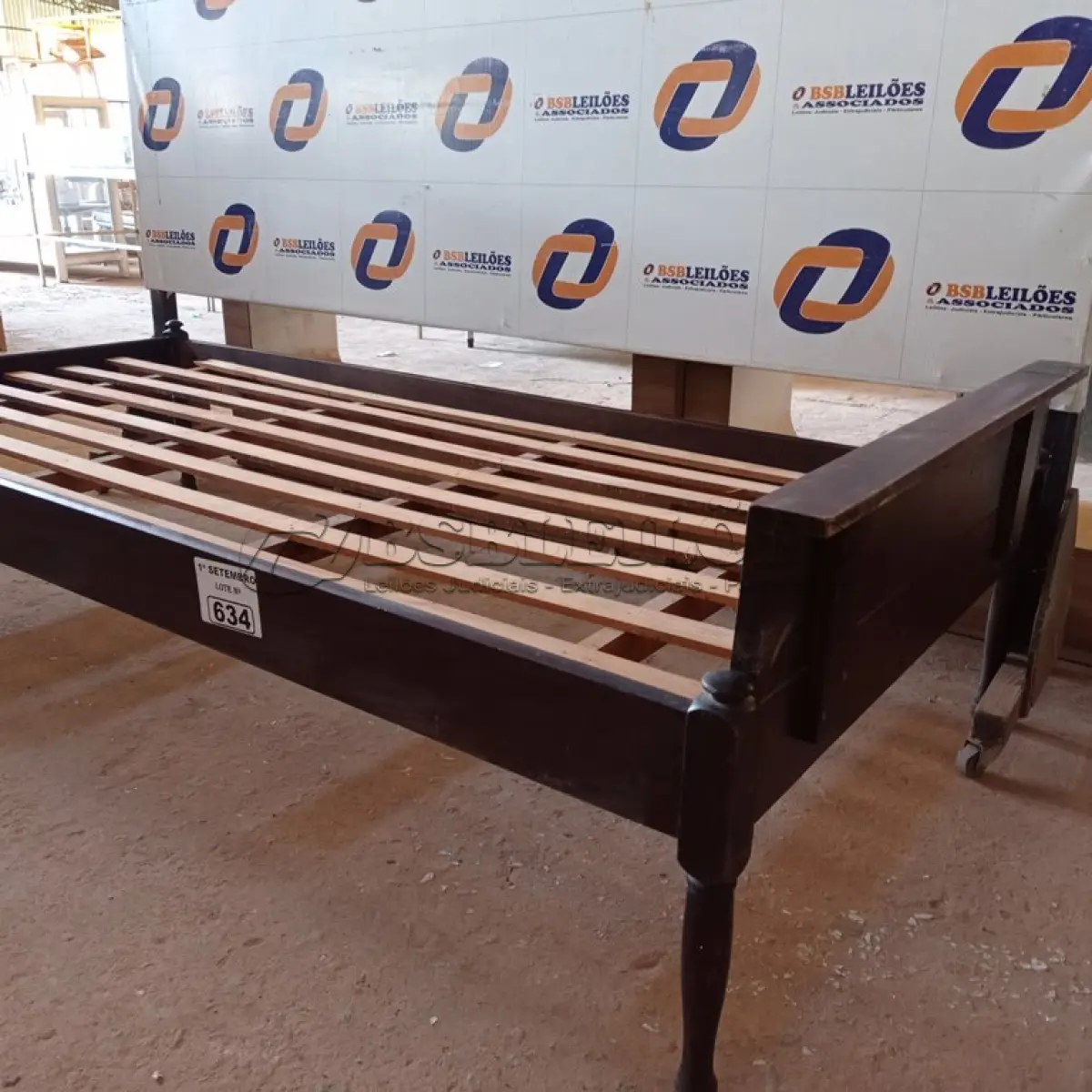 LOTE 634 - 01 CAMA DE SOLTEIRO EM IMBUIA DO POLO MADEIREIRO DO RIO GRANDE DO SUL. (NO ESTADO) ATENÇÃO! FAZER A VISITAÇÃO ANTES DE ARREMATAR, NÃO SABEMOS SE FUNCIONA. LEILÃO NÃO TEM GARANTIA E NEM DEVOLUÇÃO, SUJEITO A POSSÍVEIS AVARIAS VISÍVEIS/OCULTAS E/OU AUSÊNCIA DE COMPONENTES.