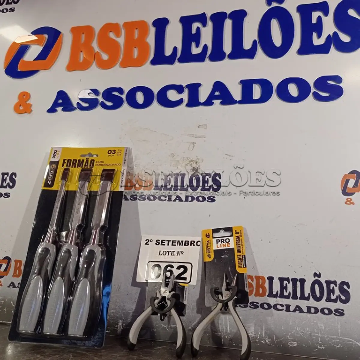 LOTE 062 - 01 KIT FORMÃO COM 03 PEÇAS E 02 ALICATES UNIVERSAL. (NO ESTADO) ATENÇÃO! FAZER A VISITAÇÃO ANTES DE ARREMATAR, NÃO SABEMOS SE FUNCIONA. LEILÃO NÃO TEM GARANTIA E NEM DEVOLUÇÃO, SUJEITO A POSSÍVEIS AVARIAS VISÍVEIS/OCULTAS E/OU AUSÊNCIA DE COMPONENTES.