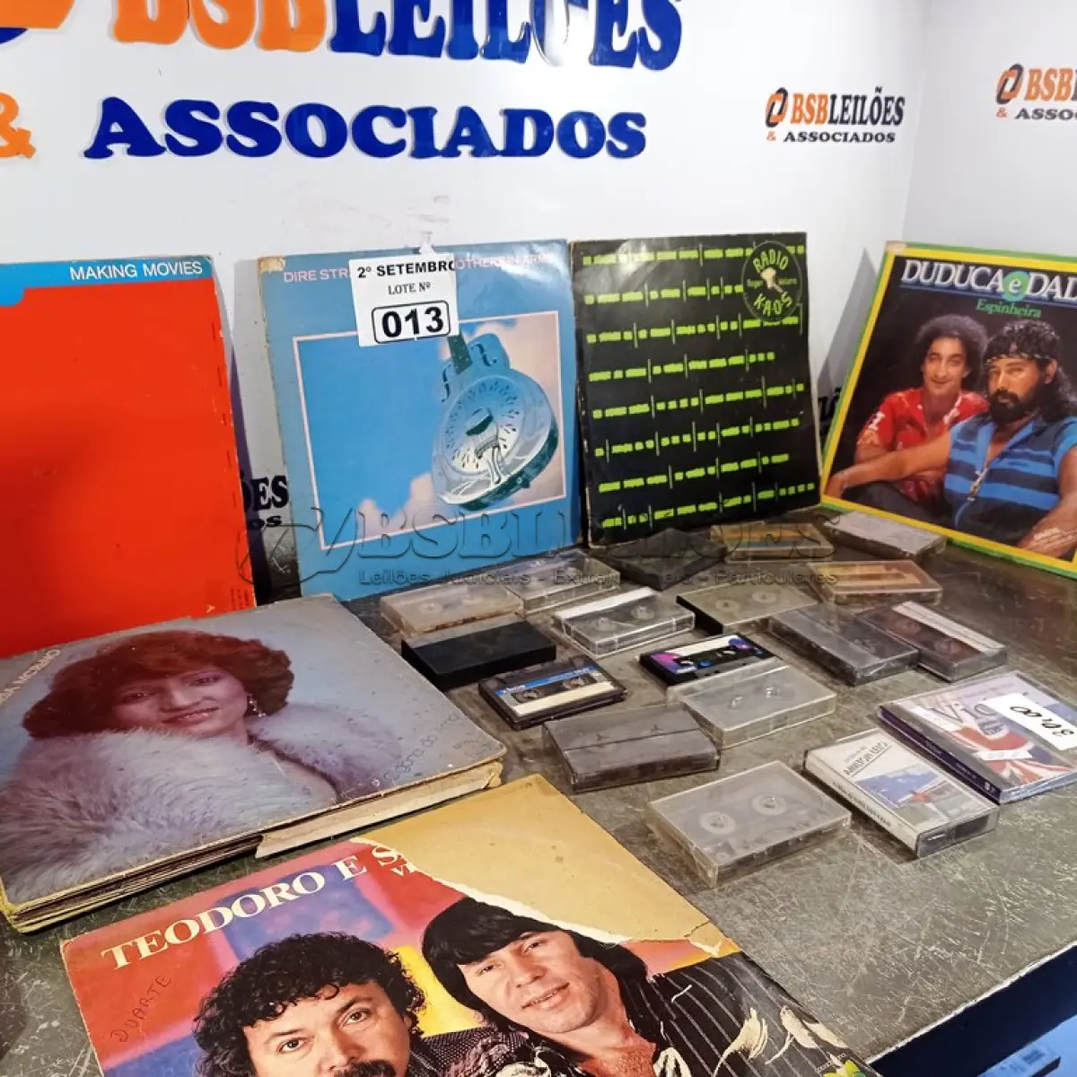 LOTE 013 - 01 LOTE COM VÁRIOS CDS, VINIL E FITAS CASSETE DIVERSAS. (NO ESTADO) ATENÇÃO! FAZER A VISITAÇÃO ANTES DE ARREMATAR, NÃO SABEMOS SE FUNCIONA. LEILÃO NÃO TEM GARANTIA E NEM DEVOLUÇÃO, SUJEITO A POSSÍVEIS AVARIAS VISÍVEIS/OCULTAS E/OU AUSÊNCIA DE COMPONENTES.