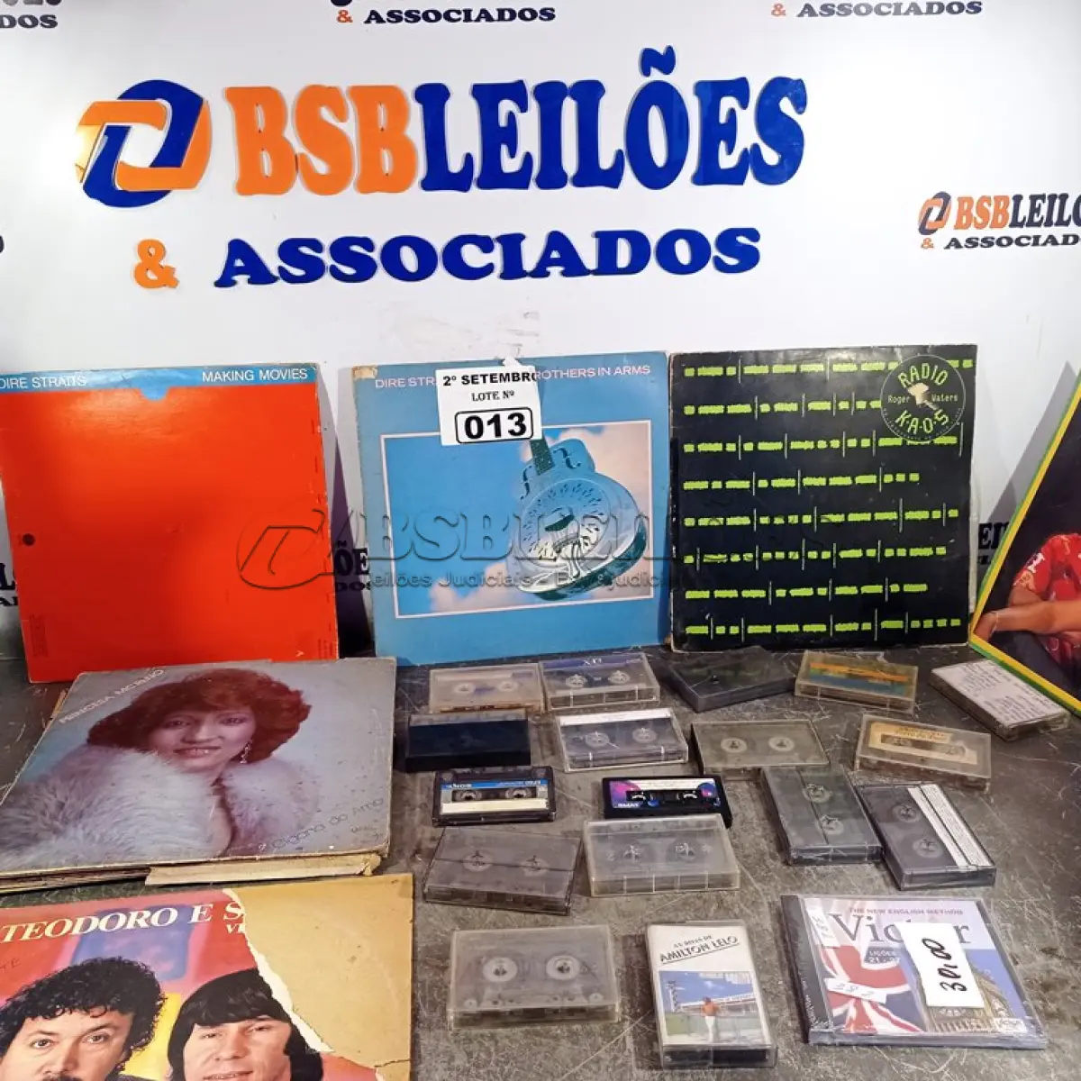 LOTE 013 - 01 LOTE COM VÁRIOS CDS, VINIL E FITAS CASSETE DIVERSAS. (NO ESTADO) ATENÇÃO! FAZER A VISITAÇÃO ANTES DE ARREMATAR, NÃO SABEMOS SE FUNCIONA. LEILÃO NÃO TEM GARANTIA E NEM DEVOLUÇÃO, SUJEITO A POSSÍVEIS AVARIAS VISÍVEIS/OCULTAS E/OU AUSÊNCIA DE COMPONENTES.
