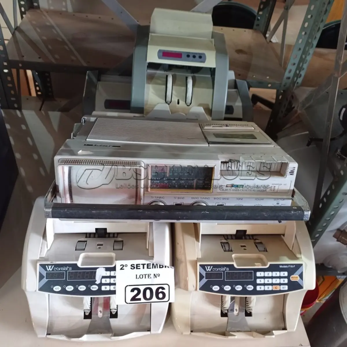 LOTE 206 - 07 CONTADORAS DE CÉDULAS E 01 APARELHO DE TV/RADIO ANTIGO. (NO ESTADO) ATENÇÃO! FAZER A VISITAÇÃO ANTES DE ARREMATAR, NÃO SABEMOS SE FUNCIONA. LEILÃO NÃO TEM GARANTIA E NEM DEVOLUÇÃO, SUJEITO A POSSÍVEIS AVARIAS VISÍVEIS/OCULTAS E/OU AUSÊNCIA DE COMPONENTES.