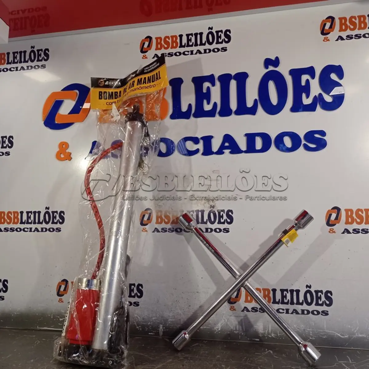 LOTE 024 - 01 BOMBA DE ENCHER PNEU MANUAL E 01 CHAVE DE RODA 17X29X21X23. (NO ESTADO) ATENÇÃO! FAZER A VISITAÇÃO ANTES DE ARREMATAR, NÃO SABEMOS SE FUNCIONA. LEILÃO NÃO TEM GARANTIA E NEM DEVOLUÇÃO, SUJEITO A POSSÍVEIS AVARIAS VISÍVEIS/OCULTAS E/OU AUSÊNCIA DE COMPONENTES.