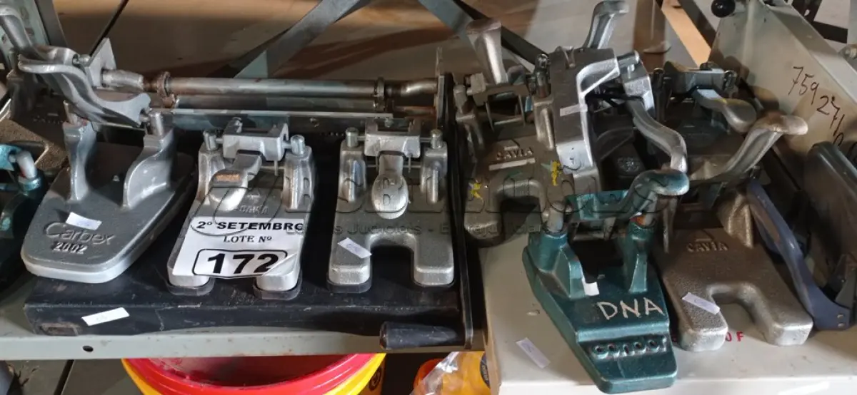LOTE 172 - 01 GUILHOTINA DE MESA E VÁRIOS PERFURADORES DE PAPEL. (NO ESTADO) ATENÇÃO! FAZER A VISITAÇÃO ANTES DE ARREMATAR, NÃO SABEMOS SE FUNCIONA. LEILÃO NÃO TEM GARANTIA E NEM DEVOLUÇÃO, SUJEITO A POSSÍVEIS AVARIAS VISÍVEIS/OCULTAS E/OU AUSÊNCIA DE COMPONENTES.