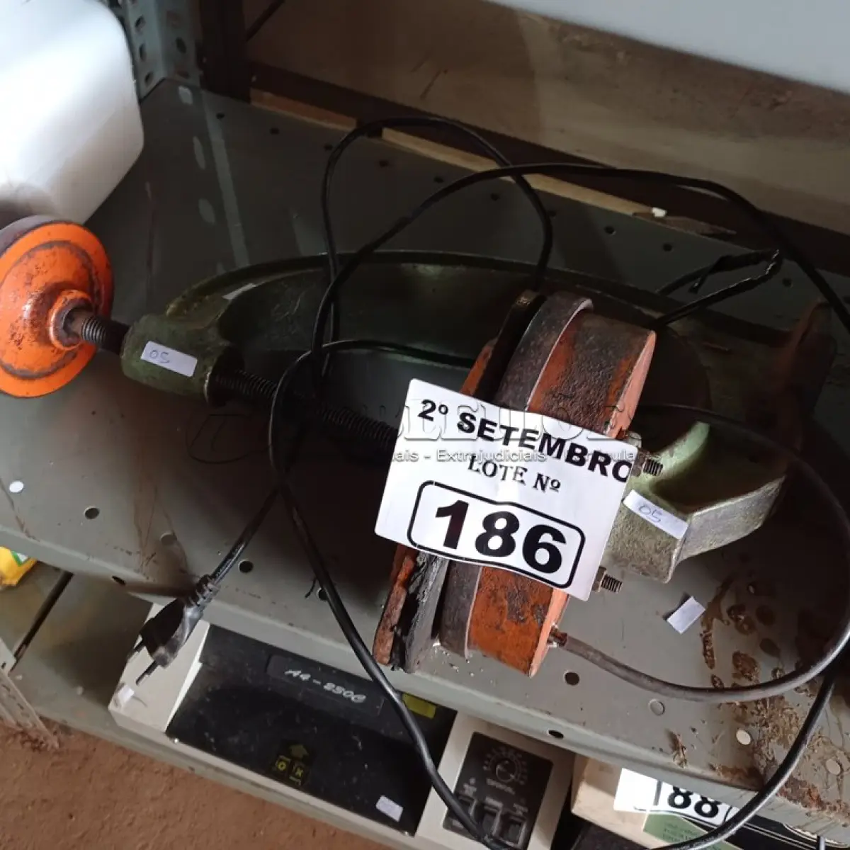 LOTE 186 - 01 VULCANIZADOR DE PNEUS. (NO ESTADO) ATENÇÃO! FAZER A VISITAÇÃO ANTES DE ARREMATAR, NÃO SABEMOS SE FUNCIONA. LEILÃO NÃO TEM GARANTIA E NEM DEVOLUÇÃO, SUJEITO A POSSÍVEIS AVARIAS VISÍVEIS/OCULTAS E/OU AUSÊNCIA DE COMPONENTES.