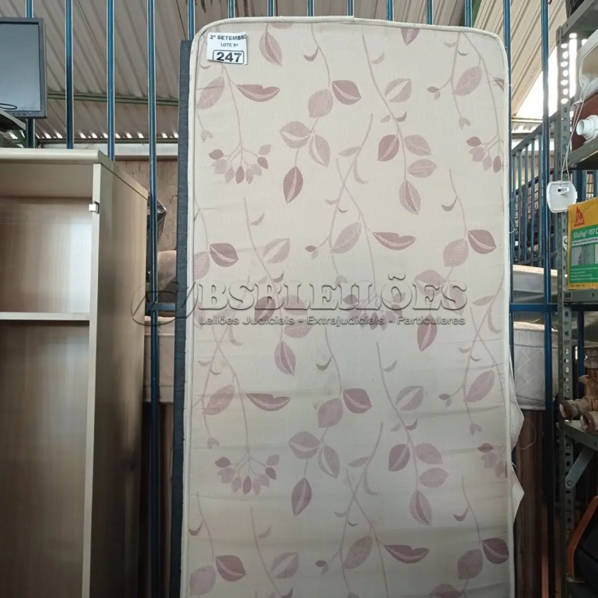 LOTE 247 - 01 CAMA BOX DE SOLTEIRO. (NO ESTADO) ATENÇÃO! FAZER A VISITAÇÃO ANTES DE ARREMATAR, NÃO SABEMOS SE FUNCIONA. LEILÃO NÃO TEM GARANTIA E NEM DEVOLUÇÃO, SUJEITO A POSSÍVEIS AVARIAS VISÍVEIS/OCULTAS E/OU AUSÊNCIA DE COMPONENTES.