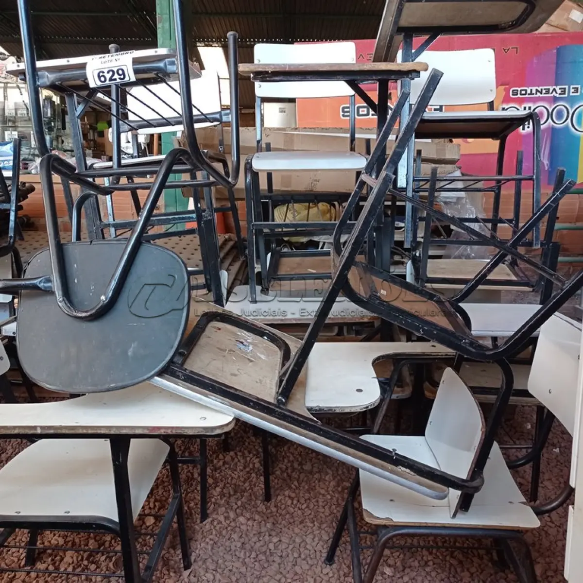 LOTE 629 - 12 CADEIRAS ESCOLAR. (NO ESTADO) ATENÇÃO! FAZER A VISITAÇÃO ANTES DE ARREMATAR, NÃO SABEMOS SE FUNCIONA. LEILÃO NÃO TEM GARANTIA E NEM DEVOLUÇÃO, SUJEITO A POSSÍVEIS AVARIAS VISÍVEIS/OCULTAS E/OU AUSÊNCIA DE COMPONENTES.