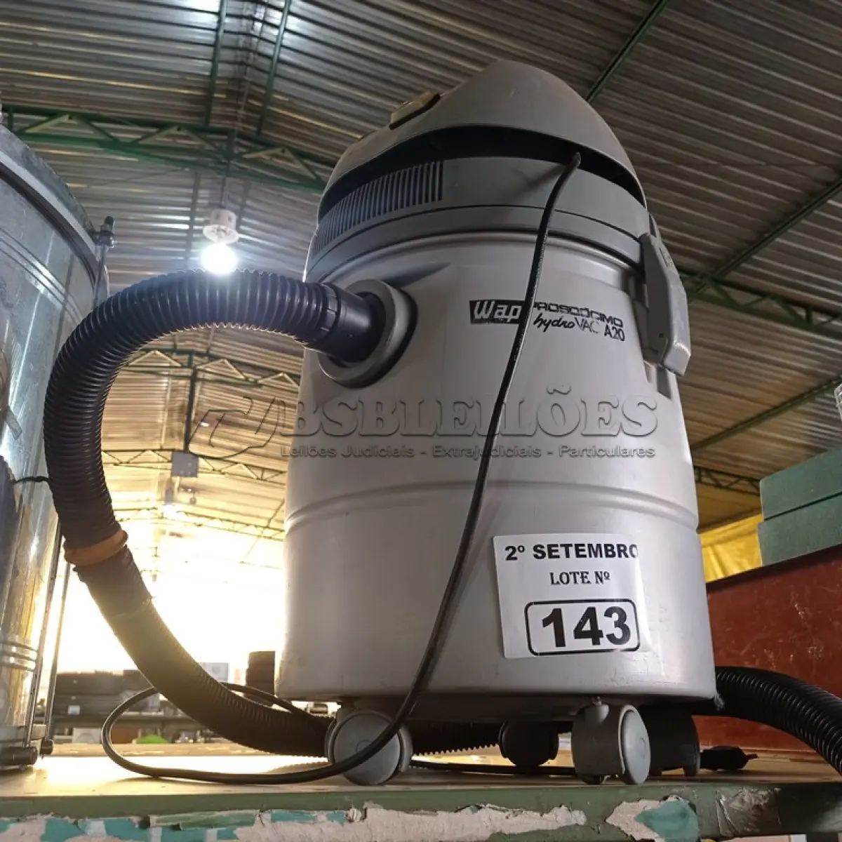 LOTE 143 - 01 ASPIRADOR DE PÓ MARCA PROSDÓCIMO. (NO ESTADO) ATENÇÃO! FAZER A VISITAÇÃO ANTES DE ARREMATAR, NÃO SABEMOS SE FUNCIONA. LEILÃO NÃO TEM GARANTIA E NEM DEVOLUÇÃO, SUJEITO A POSSÍVEIS AVARIAS VISÍVEIS/OCULTAS E/OU AUSÊNCIA DE COMPONENTES.