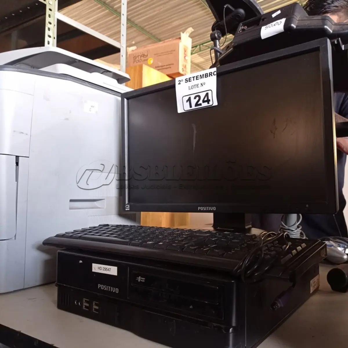 LOTE 124 - 01 CPU, 01 MONITOR E 01 TECLADO. (NO ESTADO) ATENÇÃO! FAZER A VISITAÇÃO ANTES DE ARREMATAR, NÃO SABEMOS SE FUNCIONA. LEILÃO NÃO TEM GARANTIA E NEM DEVOLUÇÃO, SUJEITO A POSSÍVEIS AVARIAS VISÍVEIS/OCULTAS E/OU AUSÊNCIA DE COMPONENTES.
