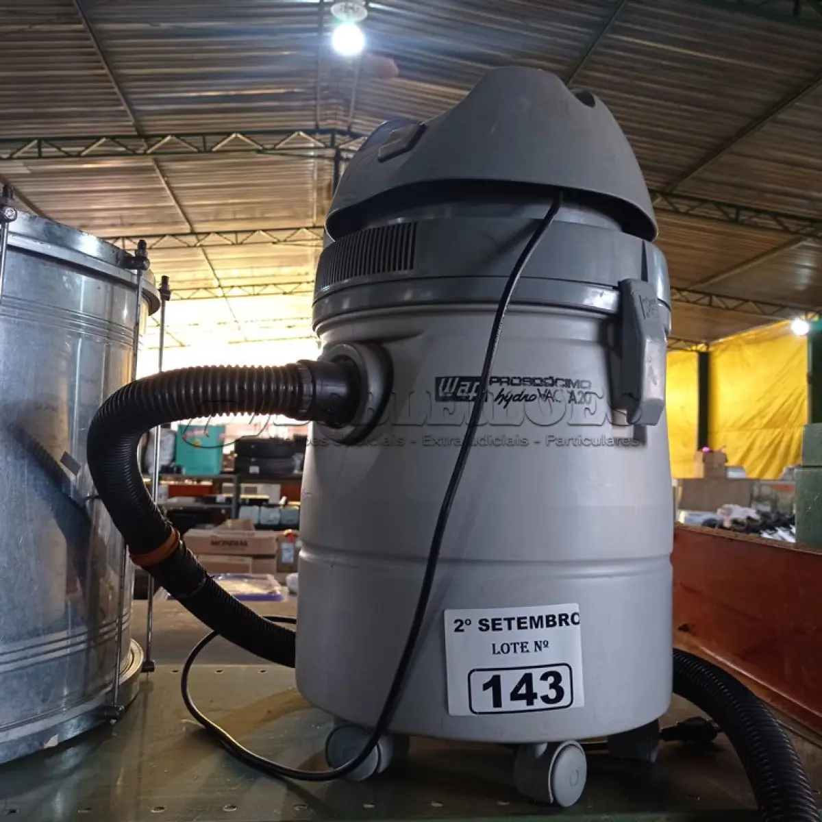 LOTE 143 - 01 ASPIRADOR DE PÓ MARCA PROSDÓCIMO. (NO ESTADO) ATENÇÃO! FAZER A VISITAÇÃO ANTES DE ARREMATAR, NÃO SABEMOS SE FUNCIONA. LEILÃO NÃO TEM GARANTIA E NEM DEVOLUÇÃO, SUJEITO A POSSÍVEIS AVARIAS VISÍVEIS/OCULTAS E/OU AUSÊNCIA DE COMPONENTES.