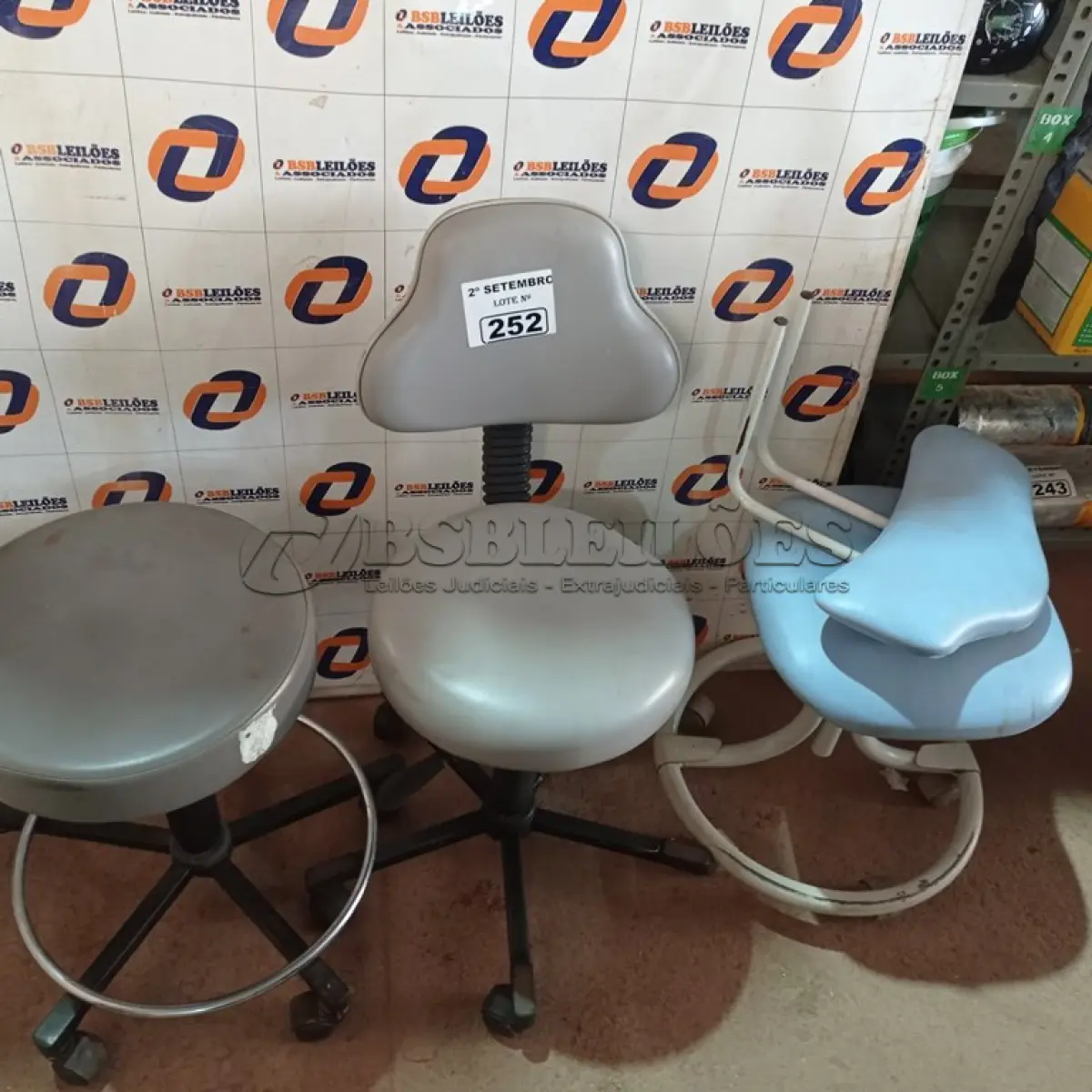LOTE 252 - 03 BANQUETAS PARA CADEIRA DE DENTISTA. (NO ESTADO) ATENÇÃO! FAZER A VISITAÇÃO ANTES DE ARREMATAR, NÃO SABEMOS SE FUNCIONA. LEILÃO NÃO TEM GARANTIA E NEM DEVOLUÇÃO, SUJEITO A POSSÍVEIS AVARIAS VISÍVEIS/OCULTAS E/OU AUSÊNCIA DE COMPONENTES.