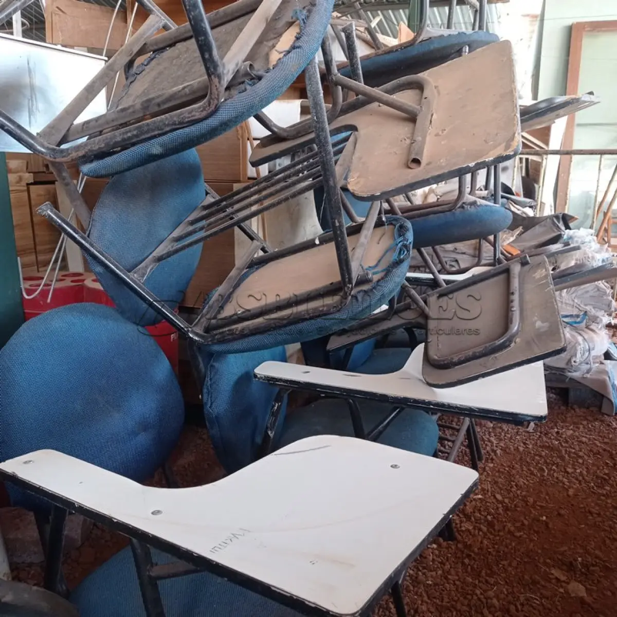 LOTE 649 - 01 LOTE COM VÁRIAS CADEIRAS ESCOLARES. (NO ESTADO) ATENÇÃO! FAZER A VISITAÇÃO ANTES DE ARREMATAR, NÃO SABEMOS SE FUNCIONA. LEILÃO NÃO TEM GARANTIA E NEM DEVOLUÇÃO, SUJEITO A POSSÍVEIS AVARIAS VISÍVEIS/OCULTAS E/OU AUSÊNCIA DE COMPONENTES.