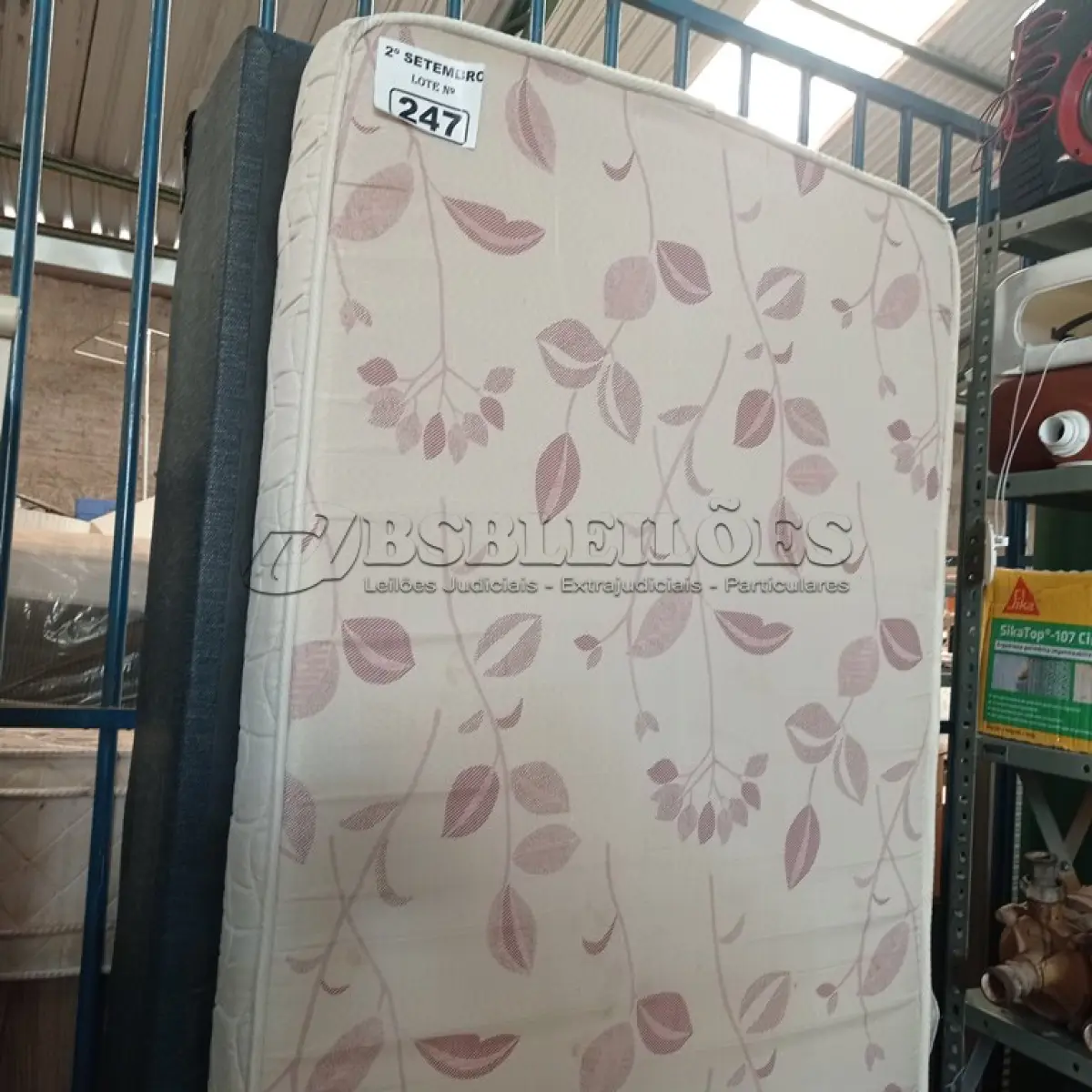 LOTE 247 - 01 CAMA BOX DE SOLTEIRO. (NO ESTADO) ATENÇÃO! FAZER A VISITAÇÃO ANTES DE ARREMATAR, NÃO SABEMOS SE FUNCIONA. LEILÃO NÃO TEM GARANTIA E NEM DEVOLUÇÃO, SUJEITO A POSSÍVEIS AVARIAS VISÍVEIS/OCULTAS E/OU AUSÊNCIA DE COMPONENTES.