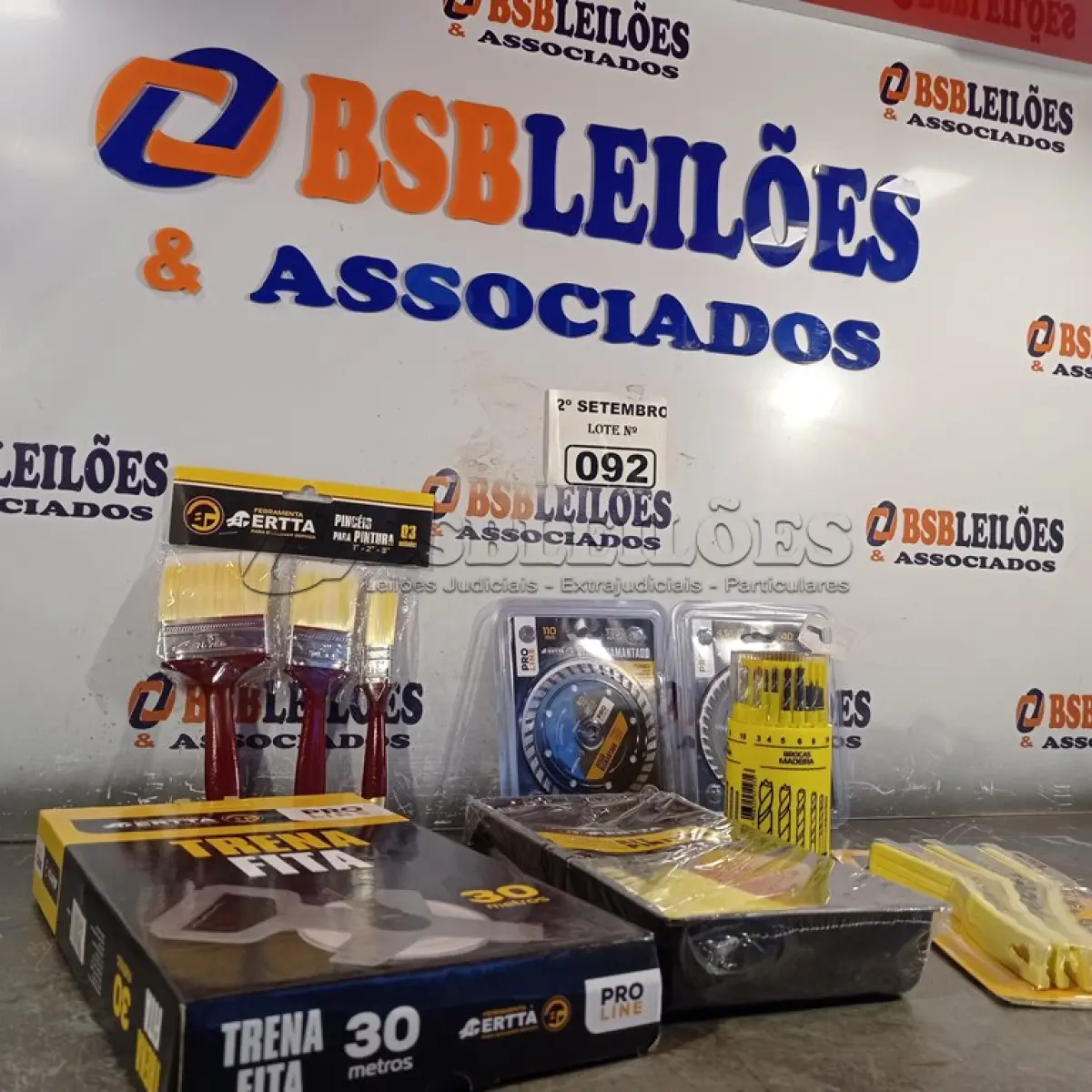 LOTE 092 - 01 TRENA 30METROS, ESCOVA DE AÇO, PINCEIS, KIT PINTURA, 02 DISCOS E 01 KIT BROCA. (NO ESTADO) ATENÇÃO! FAZER A VISITAÇÃO ANTES DE ARREMATAR, NÃO SABEMOS SE FUNCIONA. LEILÃO NÃO TEM GARANTIA E NEM DEVOLUÇÃO, SUJEITO A POSSÍVEIS AVARIAS VISÍVEIS/OCULTAS E/OU AUSÊNCIA DE COMPONENTES.
