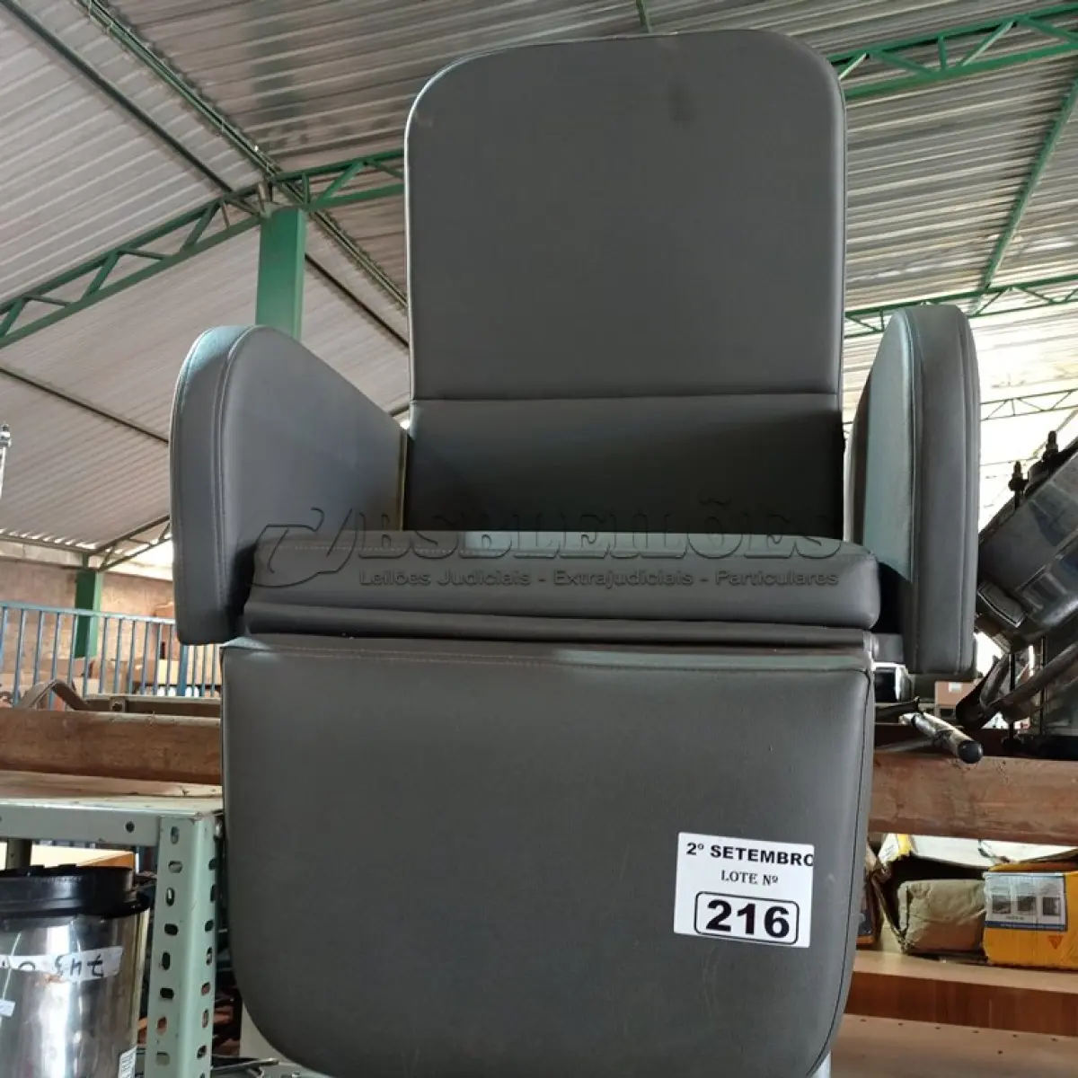 LOTE 216 - 01 POLTRONA PARA DESCANSO. (NO ESTADO) ATENÇÃO! FAZER A VISITAÇÃO ANTES DE ARREMATAR, NÃO SABEMOS SE FUNCIONA. LEILÃO NÃO TEM GARANTIA E NEM DEVOLUÇÃO, SUJEITO A POSSÍVEIS AVARIAS VISÍVEIS/OCULTAS E/OU AUSÊNCIA DE COMPONENTES.